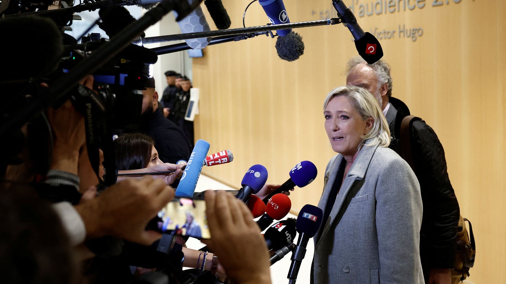 Marine Le Pen weist im Prozess zur Veruntreuung von EU-Geldern alle Vorwürfe zurück.