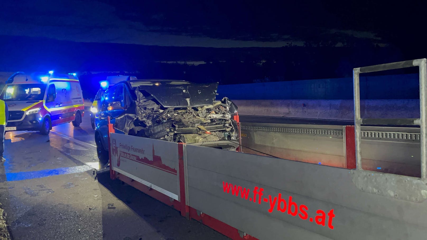 Vier Fahrzeuge fuhren auf der A1 zwischen Ybbs und Amstetten Ost zusammen. Es gab mehrere Verletzte