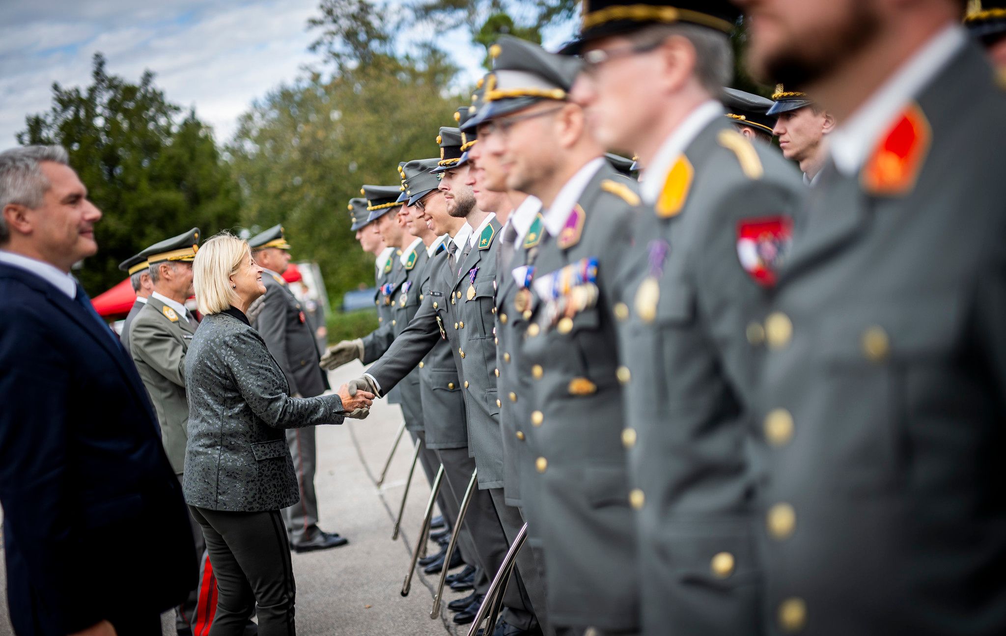 Ministerin Tanner am Tag der Ausmusterung in der MilAk in Wr. Neustadt – ein Soldat verweigerte ihr den Handschlag.