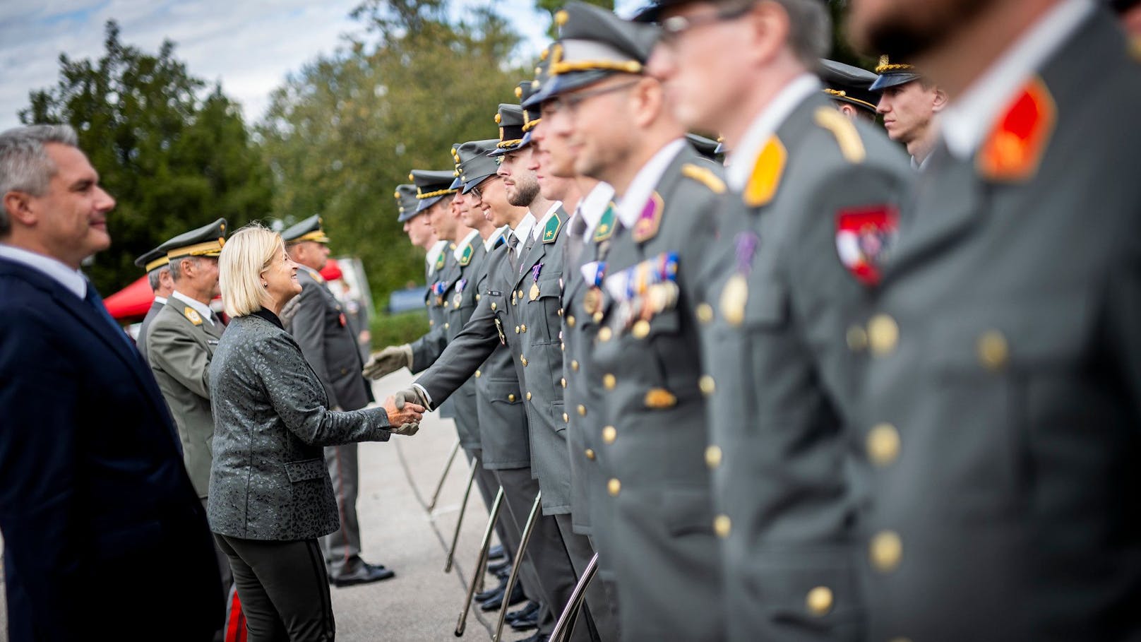 Muslimischer Soldat verweigert Ministerin Handschlag