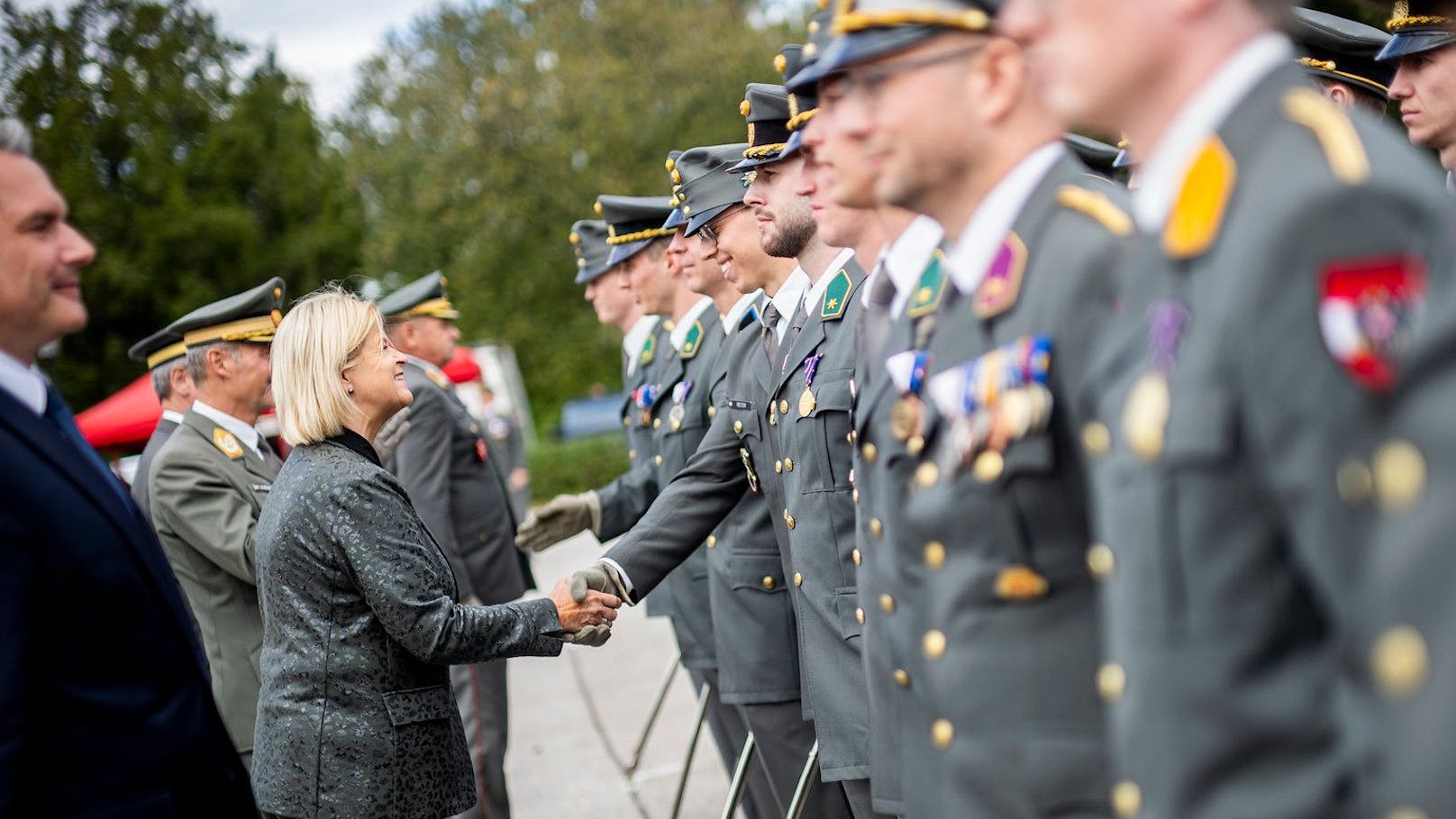 Muslimischer Soldat verweigert Ministerin Handschlag