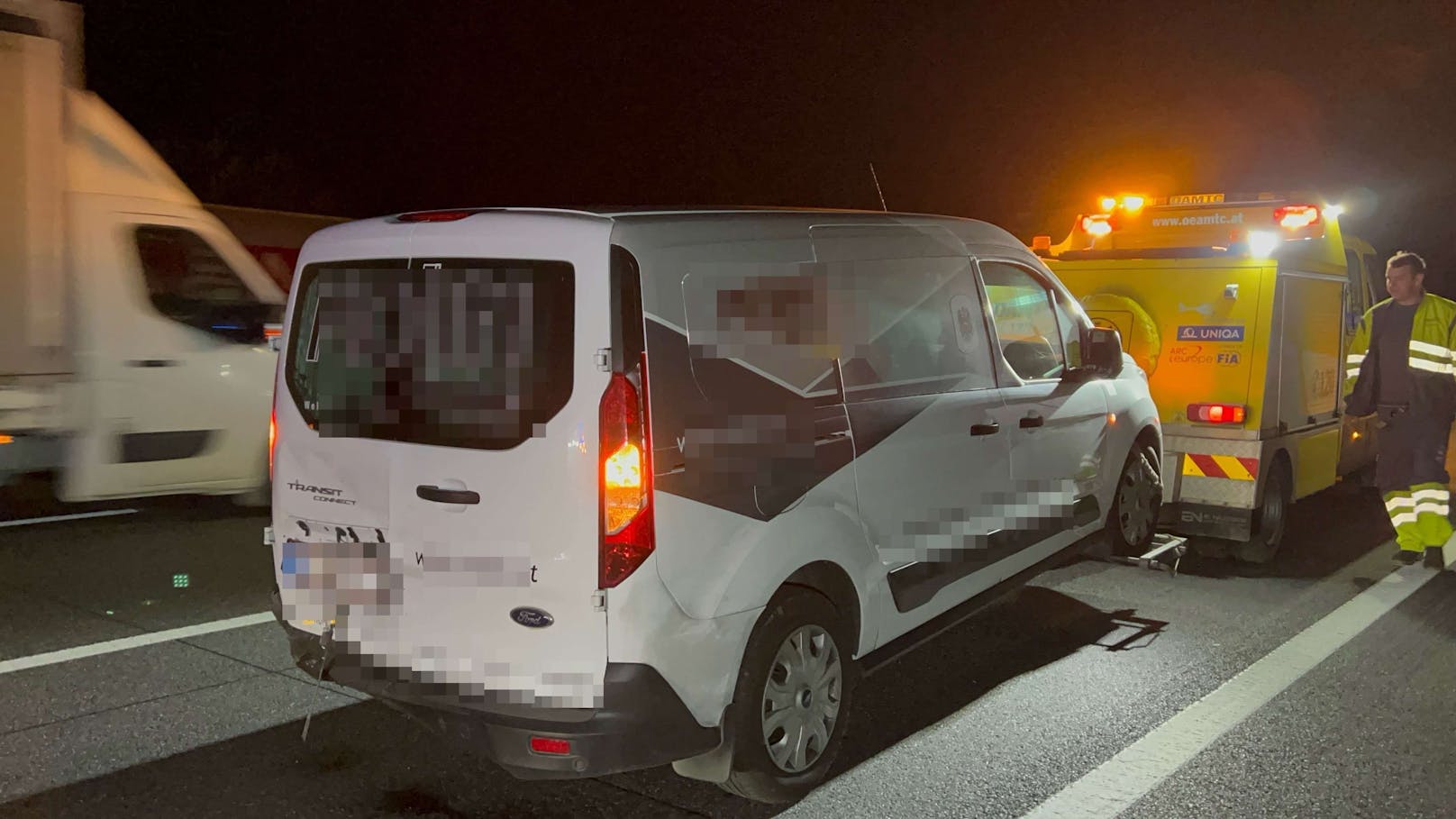 Vier Fahrzeuge fuhren auf der A1 zwischen Ybbs und Amstetten Ost zusammen. Es gab mehrere Verletzte