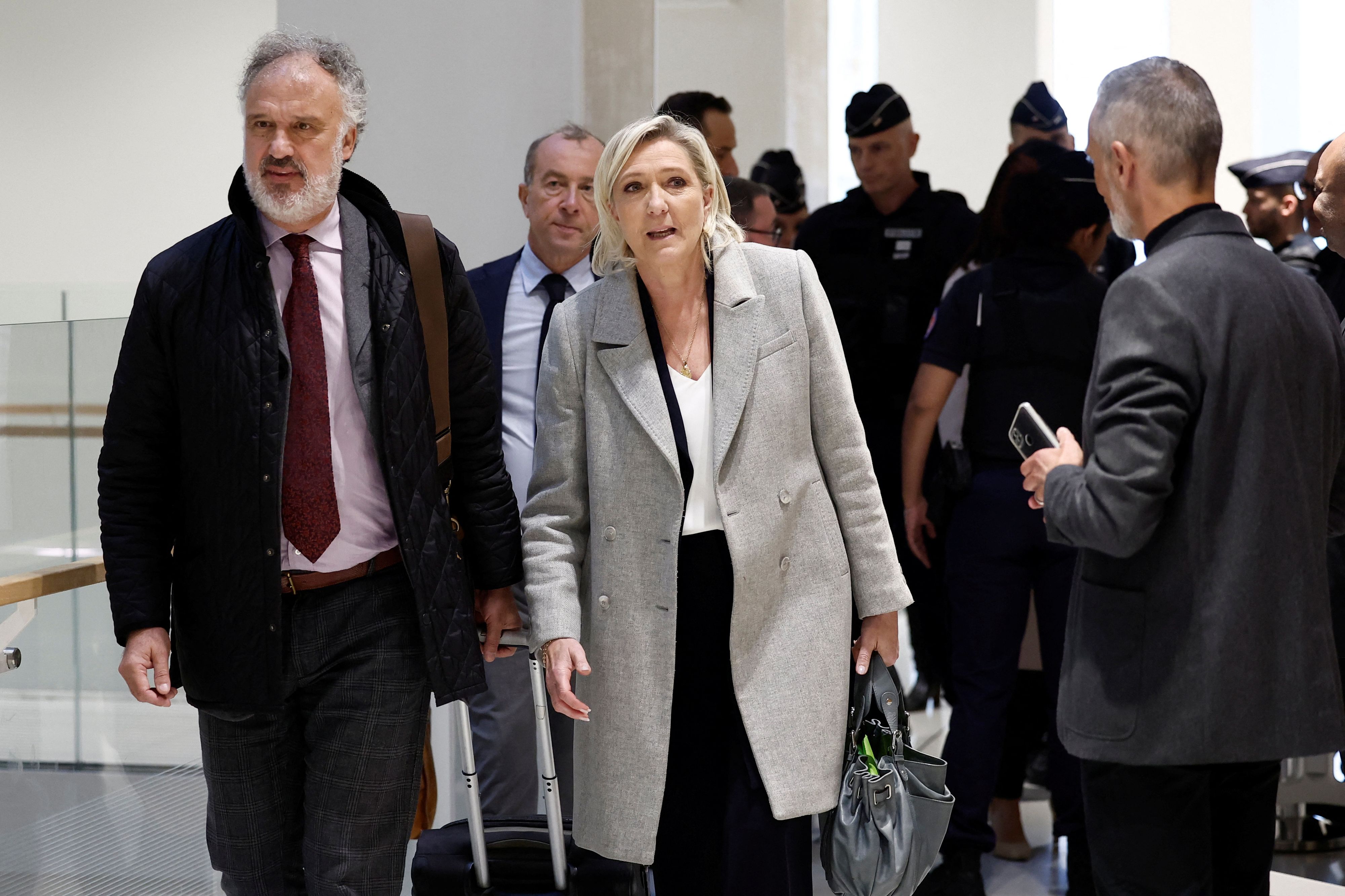 In der Affäre um mögliche Veruntreung von EU-Geldern steht Marine Le Pen (Mitte) nun in Paris vor Gericht.