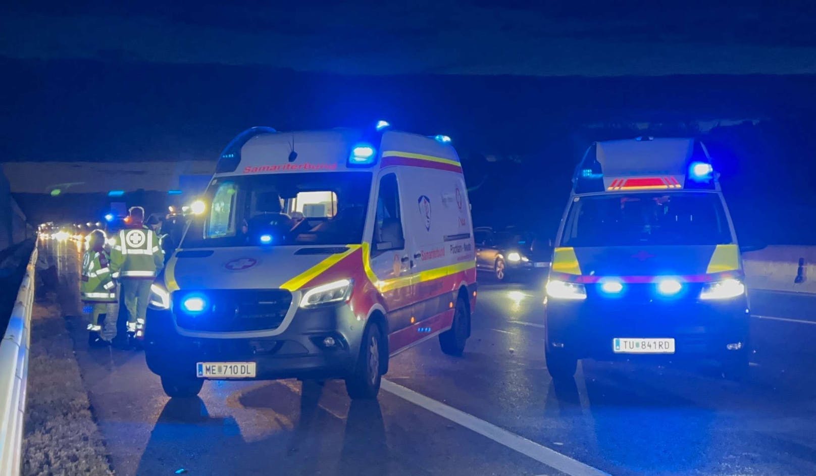 Vier Fahrzeuge fuhren auf der A1 zwischen Ybbs und Amstetten Ost zusammen. Es gab mehrere Verletzte