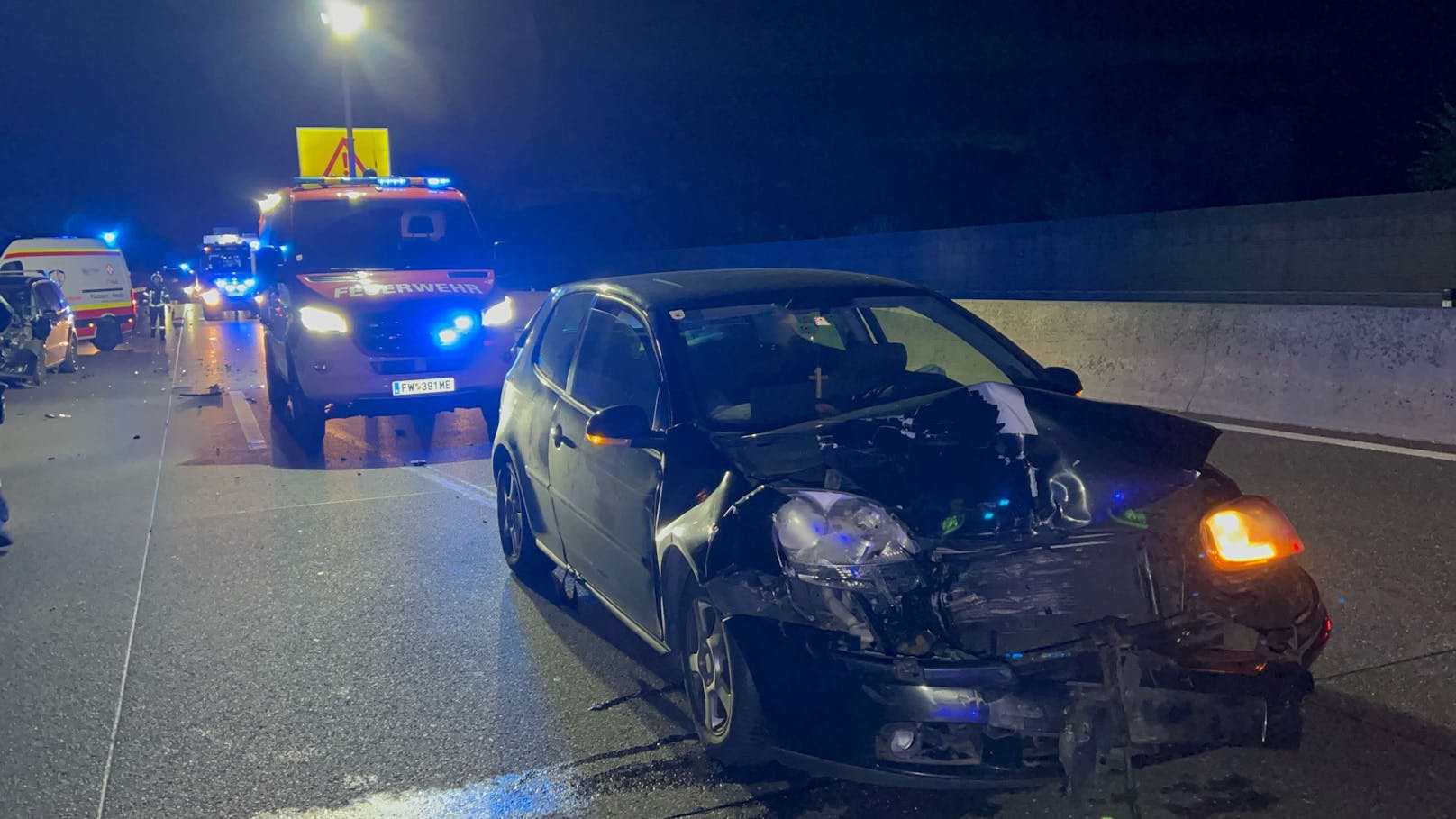 Vier Fahrzeuge fuhren auf der A1 zwischen Ybbs und Amstetten Ost zusammen. Es gab mehrere Verletzte