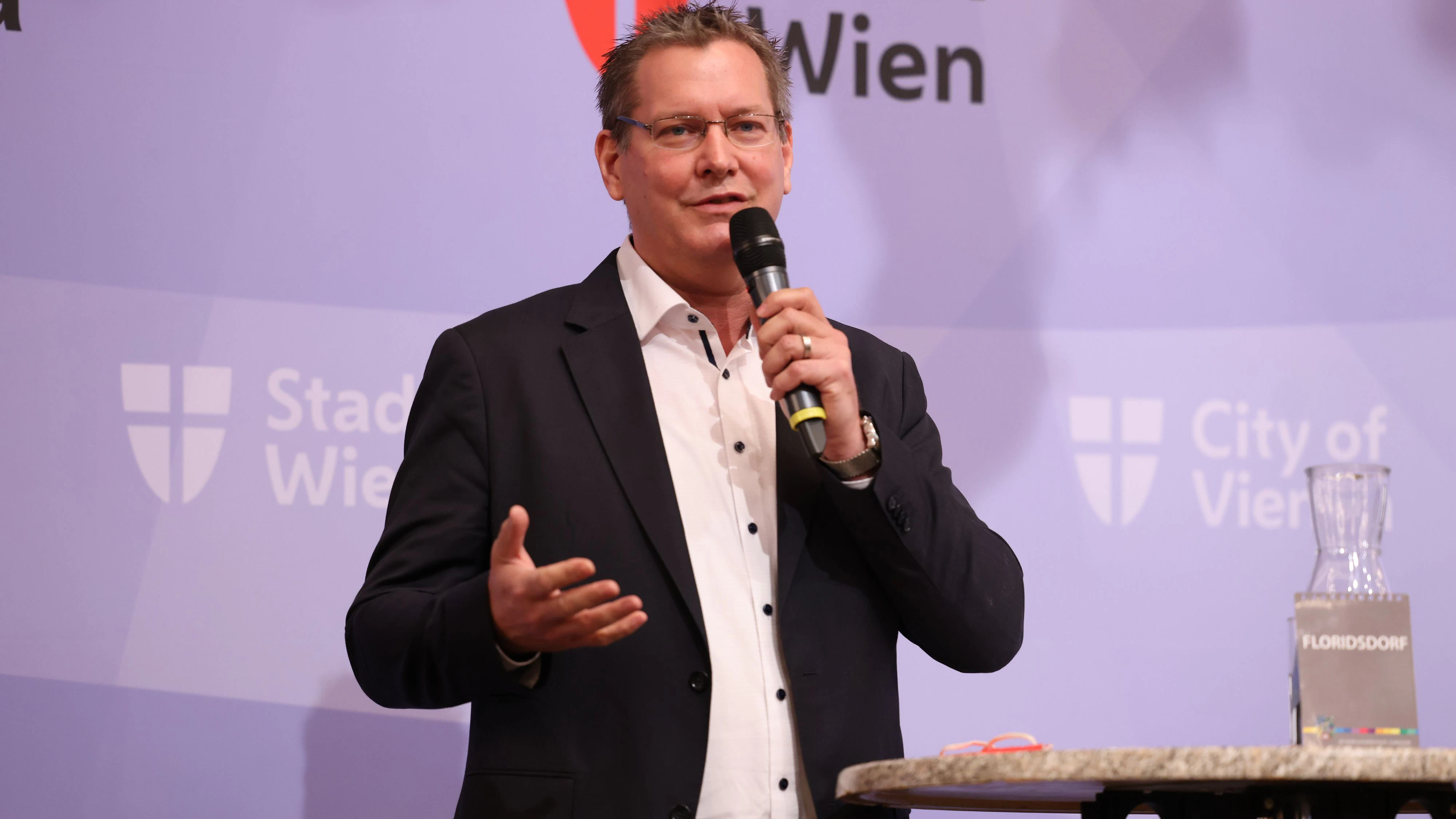 Bezirksvorsteher Georg Papai (SP): Taubenplage zur Chefsache erklärt.