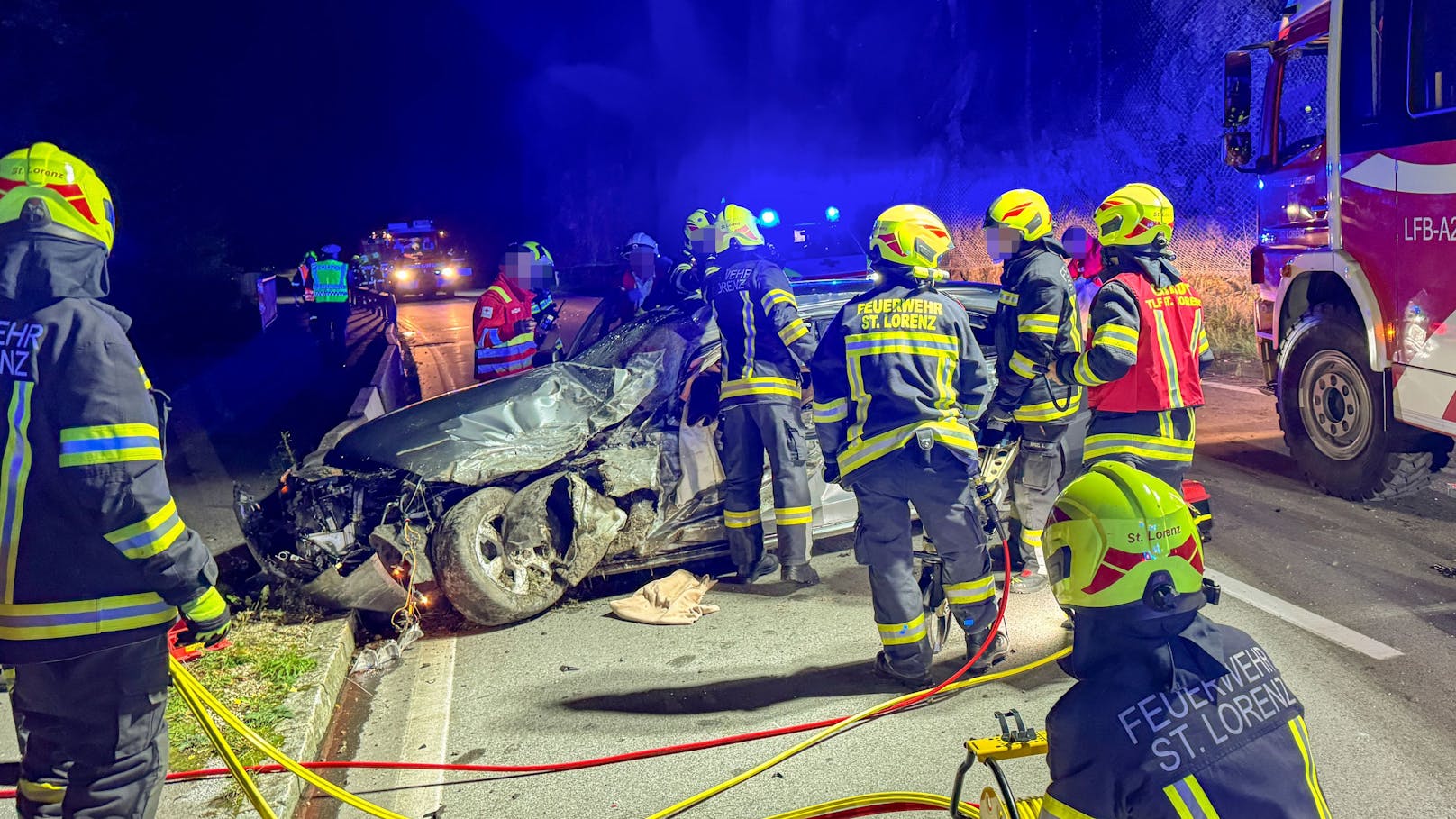 Unter der Leitung des Notarztes musste er von der Feuerwehr befreit werden.