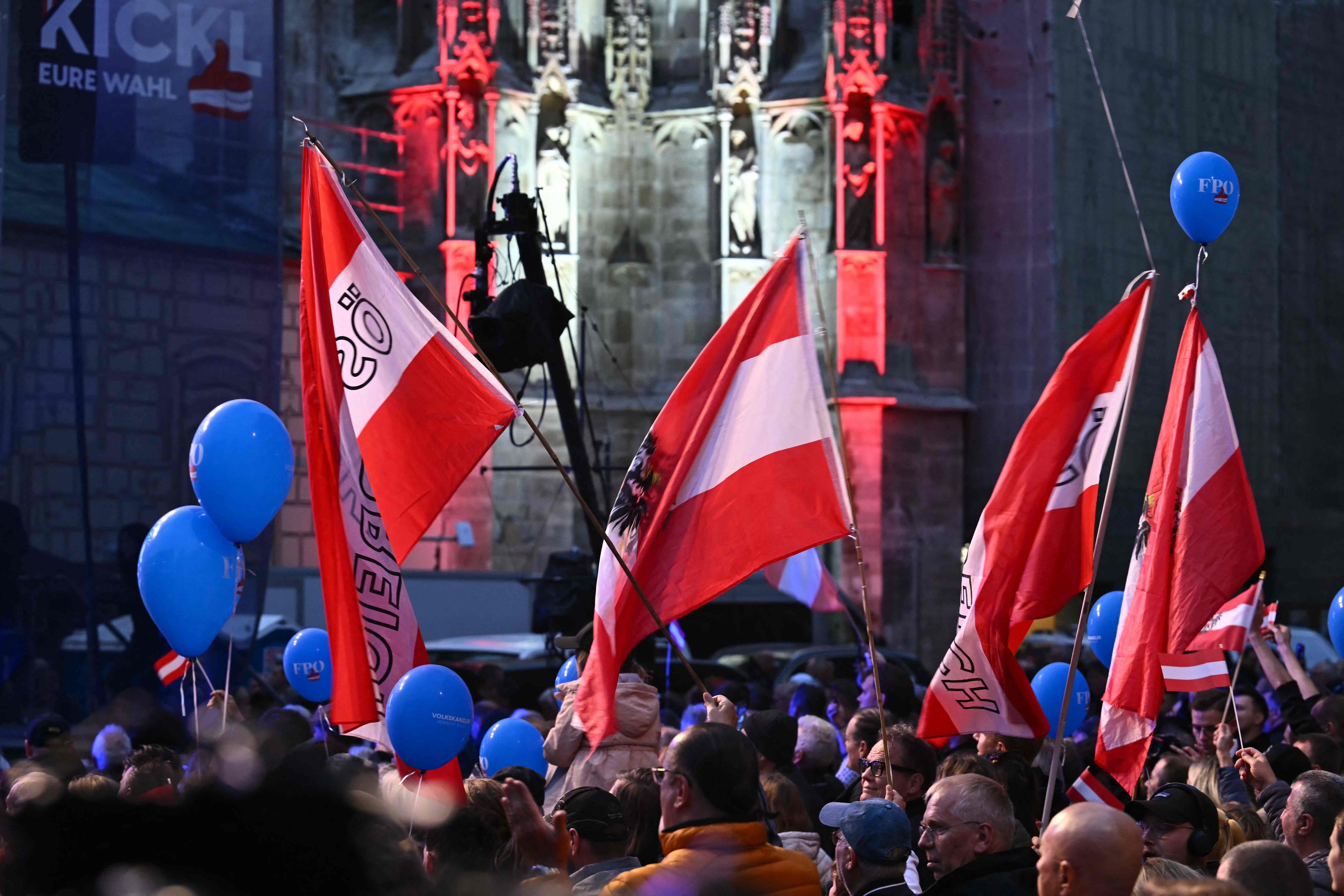 Hoher Anteil von jüngeren FPÖ-Fans und Wählern - hier beim Wahl-Abschluss am Stephansplatz in Wien.
