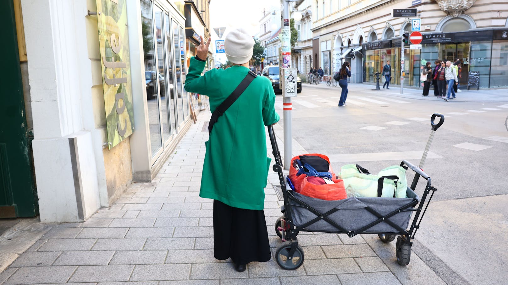 Eine 49-jährige Mutter äußert ihre Enttäuschung über die Grünen: "Sie hätten mehr gegen die Teuerung unternehmen müssen."