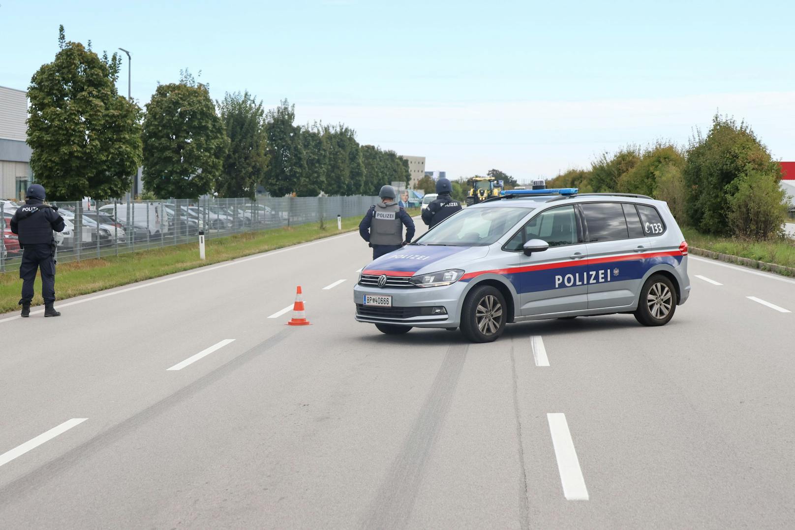 Nach dem Banküberfall in Linz-Urfahr wurde die wichtigsten Straßen für Kontrollen gesperrt. So auch hier in Wels.