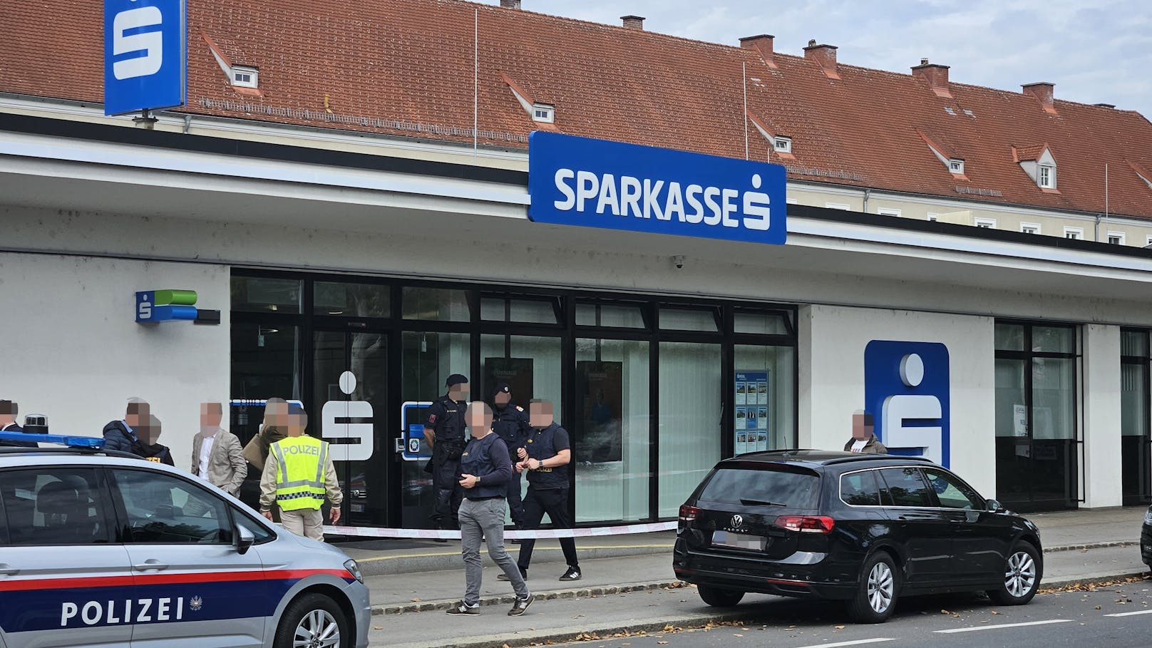 Um 10:17 Uhr wurde die Sparkasse an der Leonfeldnerstraße in Linz-Urfahr überfallen.