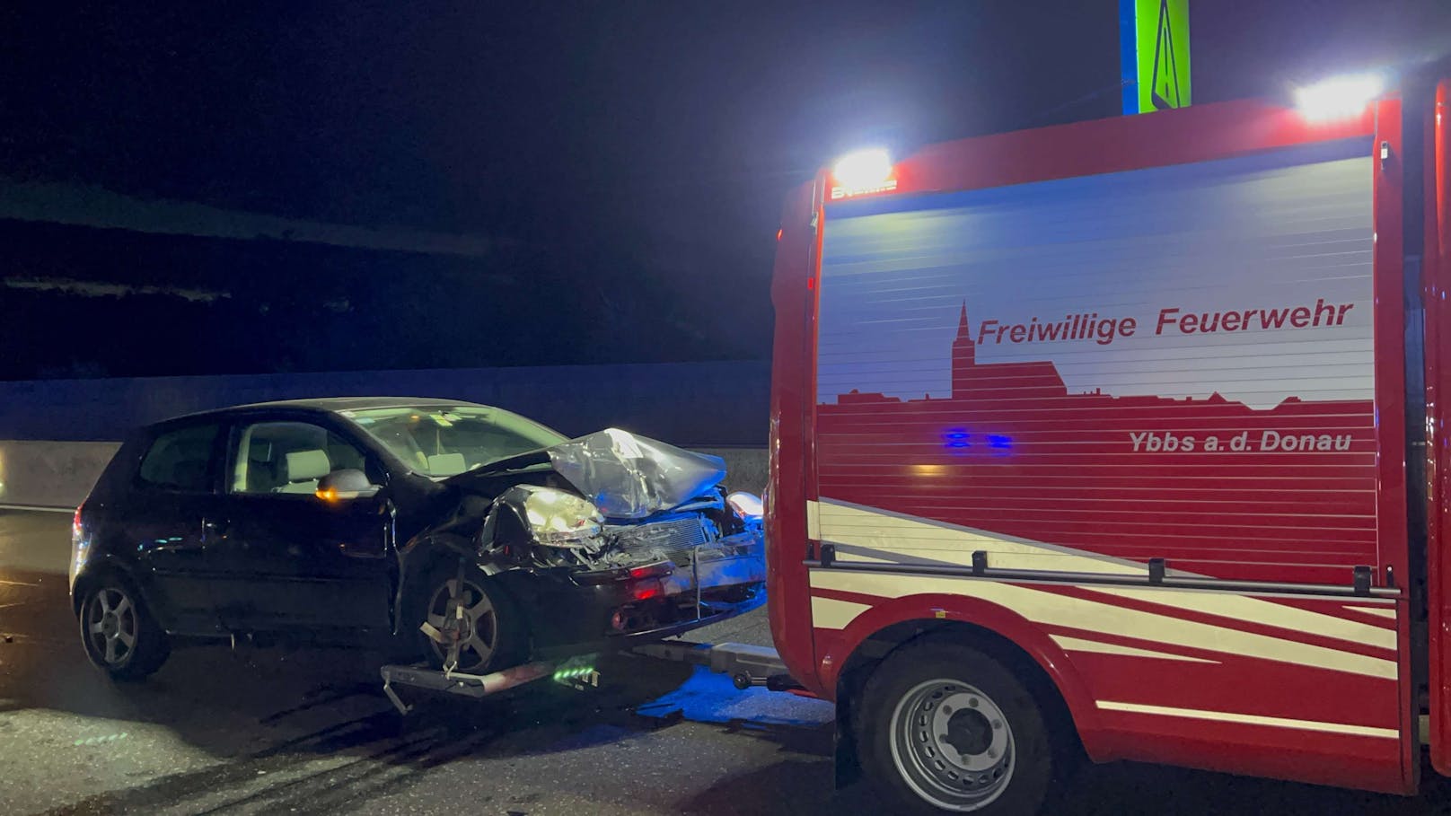 Vier Fahrzeuge fuhren auf der A1 zwischen Ybbs und Amstetten Ost zusammen. Es gab mehrere Verletzte