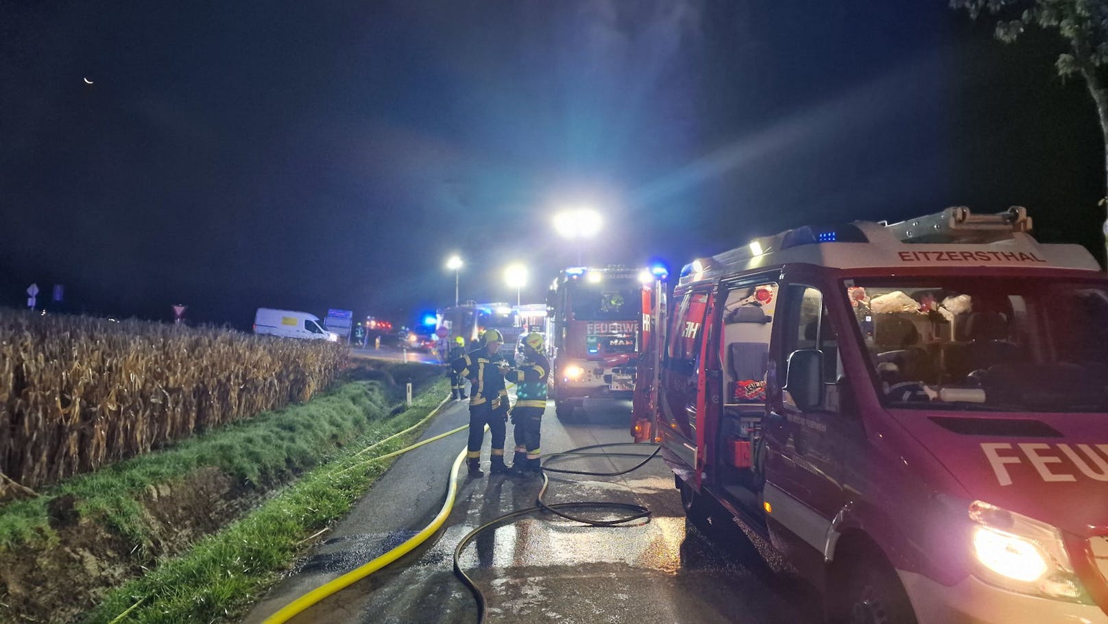 Auf der Umfahrung der Weinviertel Schnellstraße brannte ein Auto in den frühen Morgenstunden aus