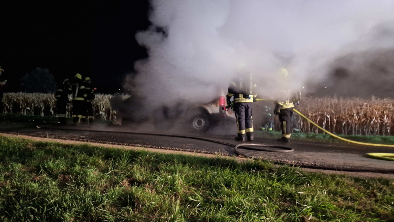 Auf der Umfahrung der Weinviertel Schnellstraße brannte ein Auto in den frühen Morgenstunden aus