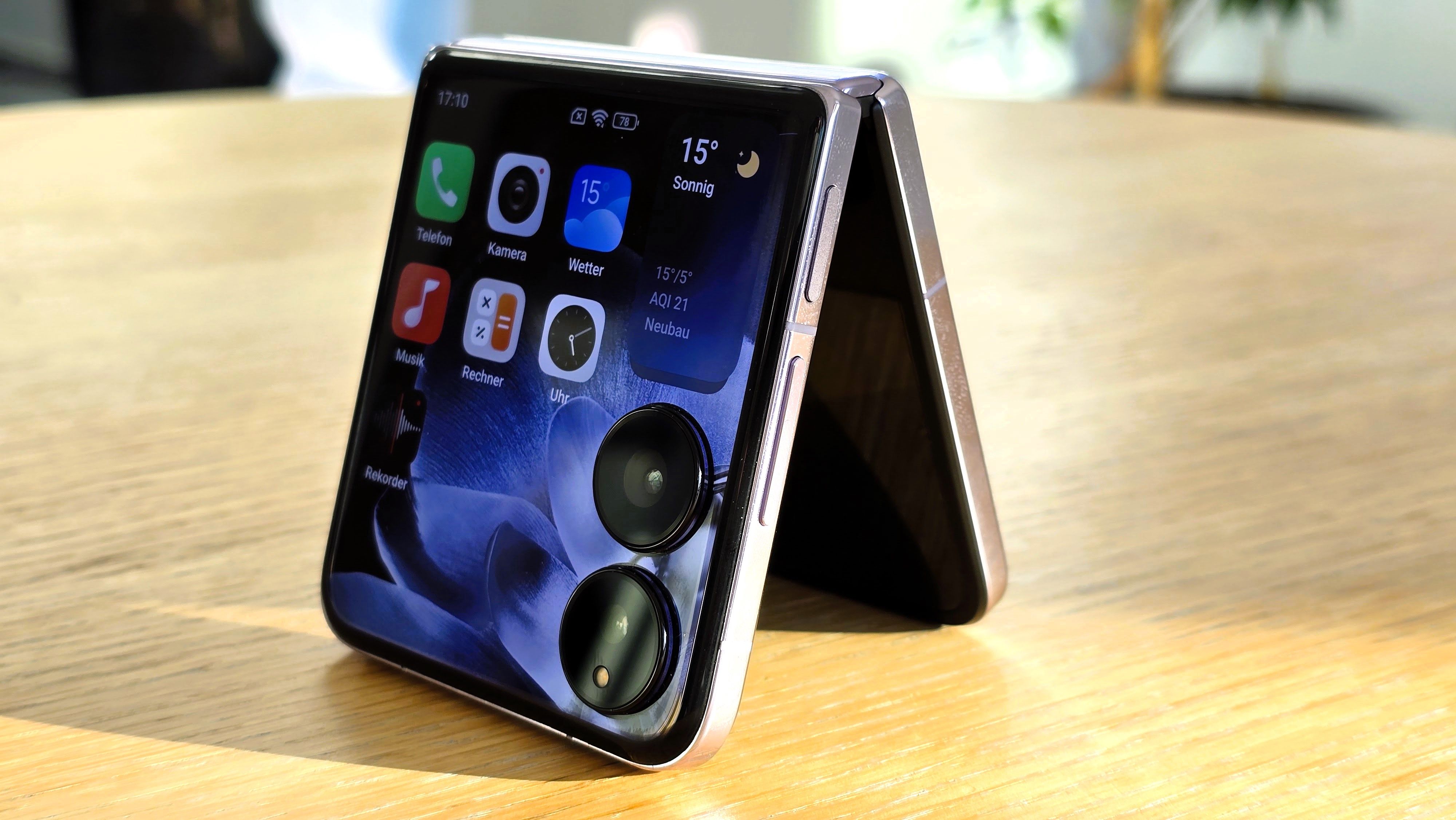 Der Eindruck ist ein guter, das Flip nutzt den Platz am Außendisplay besser aus als ein sehr ähnlicher Konkurrent.