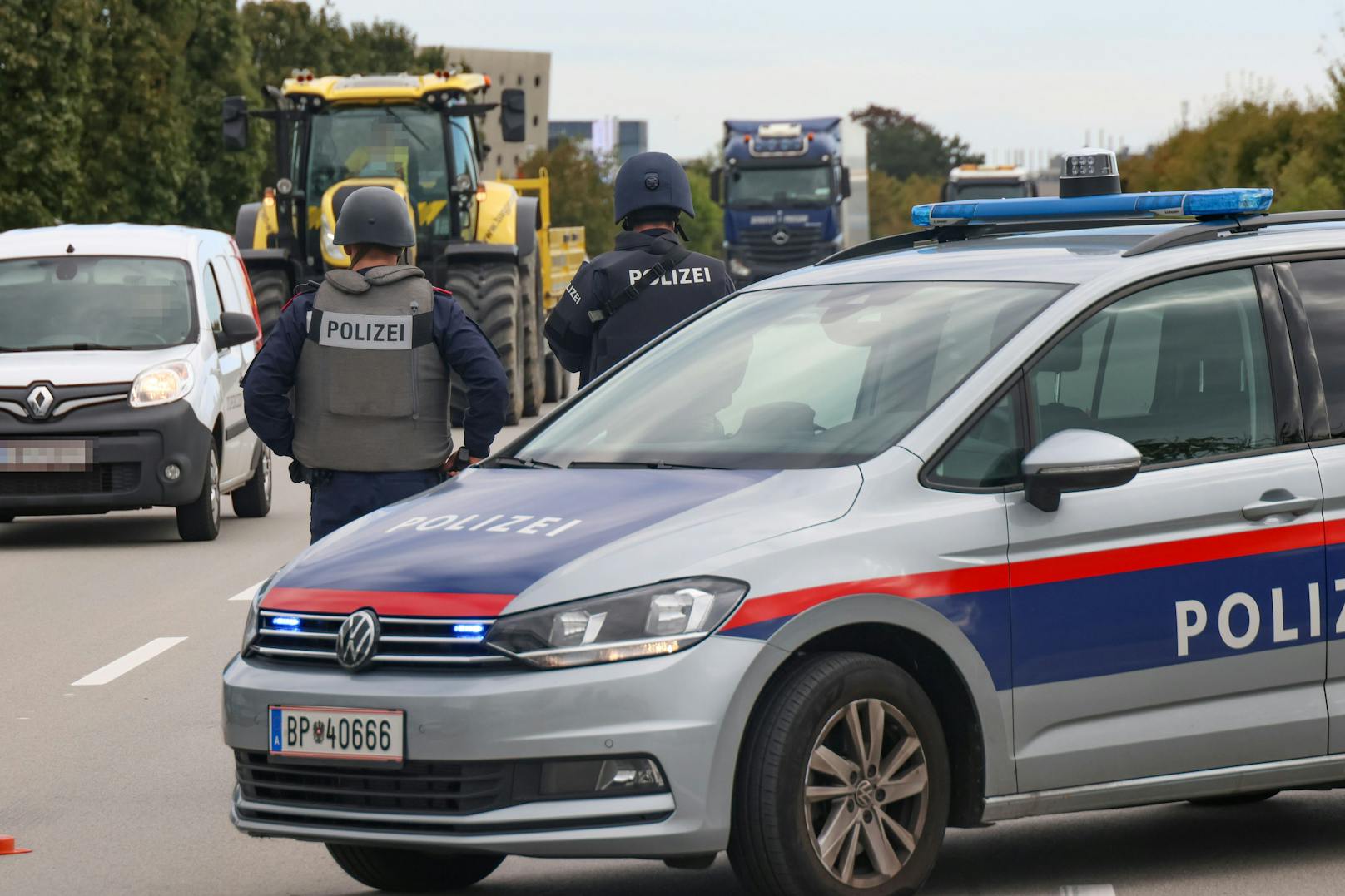 Nach dem Banküberfall in Linz-Urfahr wurde die wichtigsten Straßen für Kontrollen gesperrt. So auch hier in Wels.