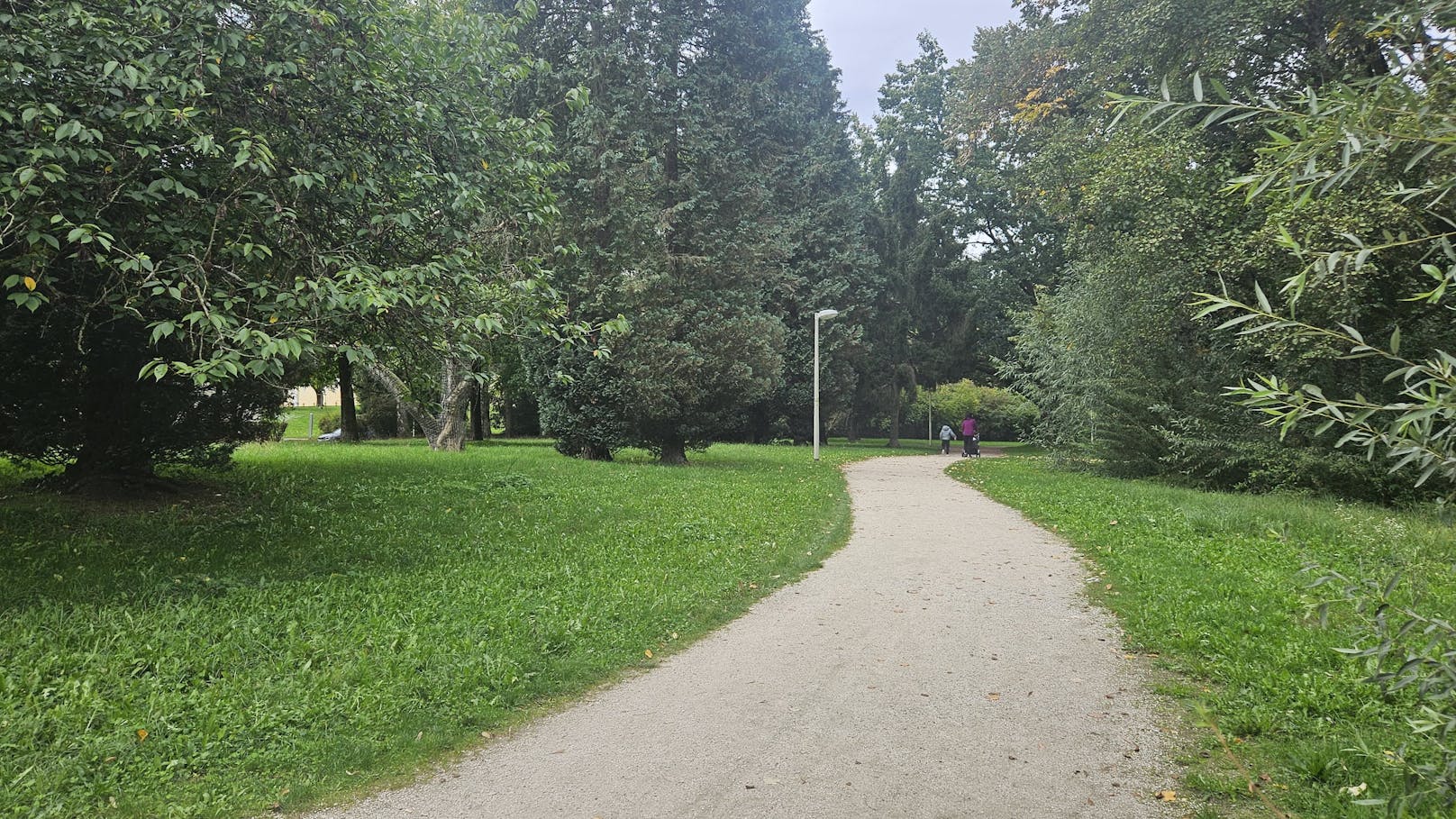 Die Räuber flohen zu Fuß in den angrenzenden Harbachpark.