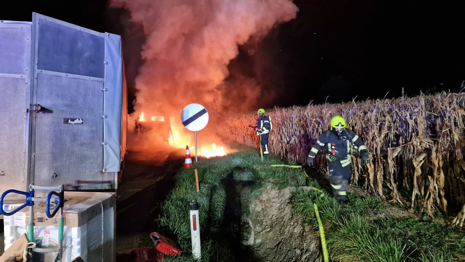 Auf der Umfahrung der Weinviertel Schnellstraße brannte ein Auto in den frühen Morgenstunden aus