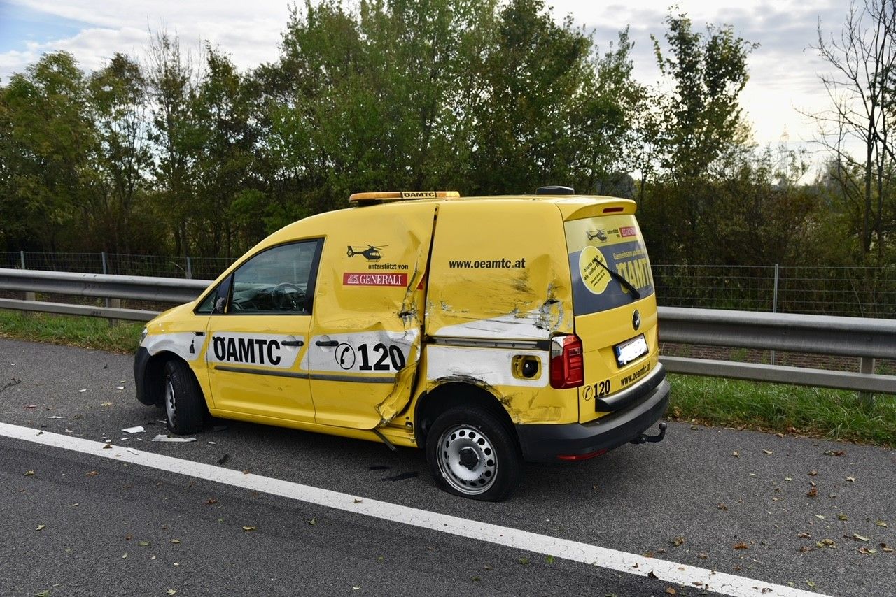 Der Mann wurde gegen das Fahrzeug des ÖAMTC geschleudert.
