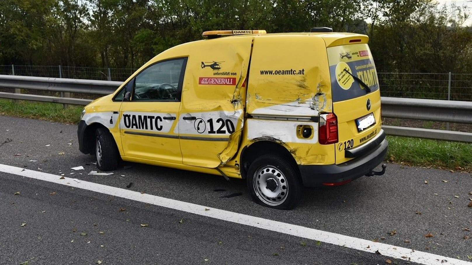 Der Mann wurde gegen das Fahrzeug des ÖAMTC geschleudert.