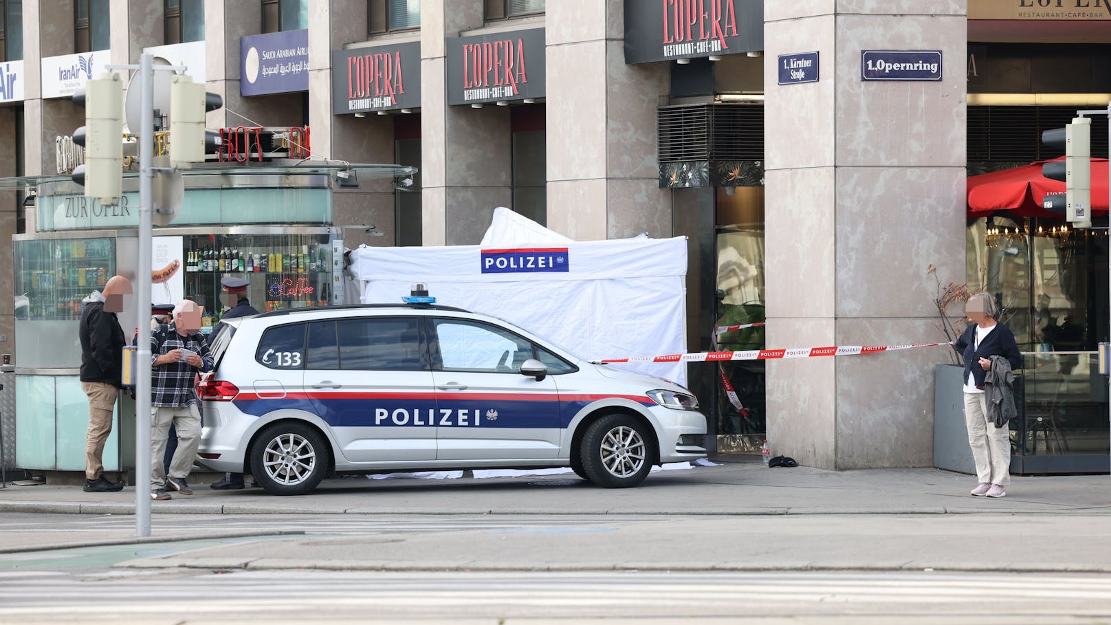 Die Polizei am Tatort gegenüber der Wiener Staatsoper