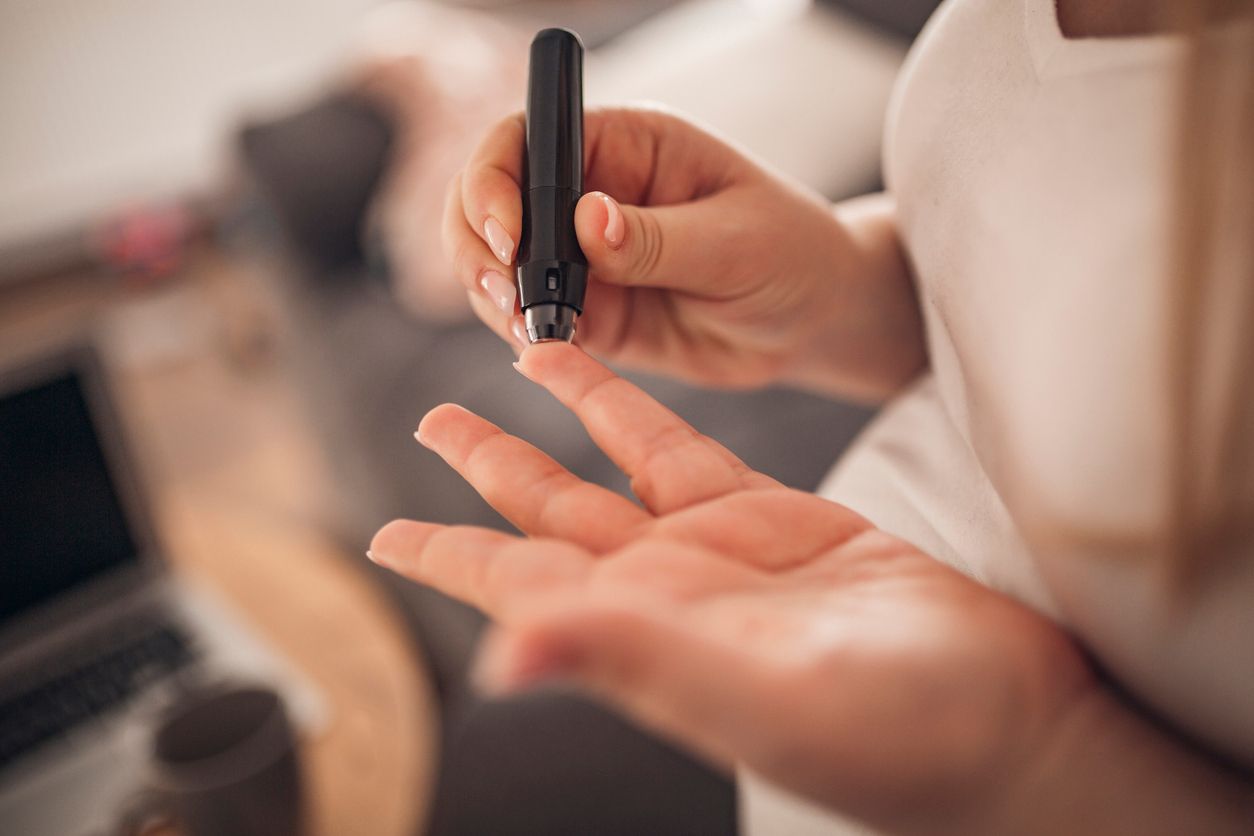 Bei Diabetes kommt es zu einem Mangel an Insulin. Bei ausbleibender oder unzureichender Behandlung führt dies zu einer chronischen Überzuckerung, die tödlich enden kann.