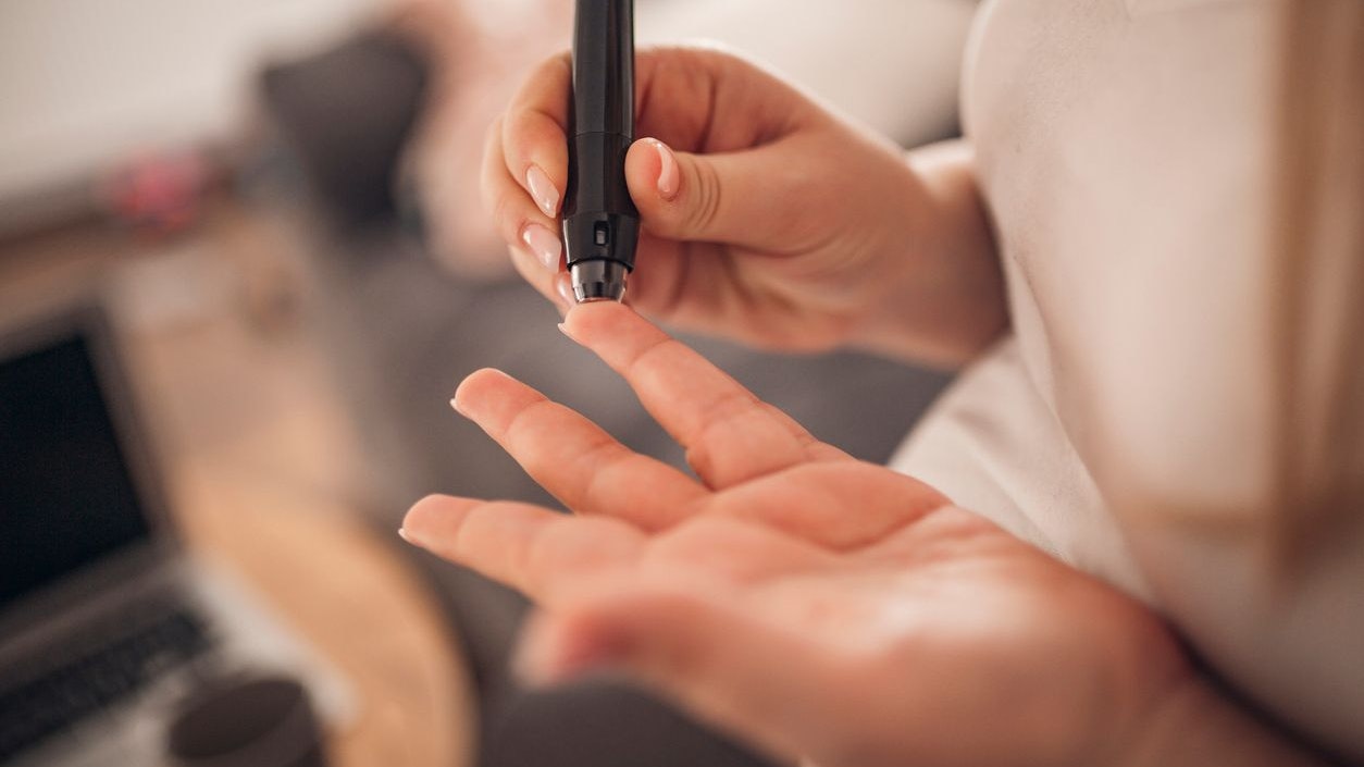 young pregnant woman controls her blood sugar during pregnancy