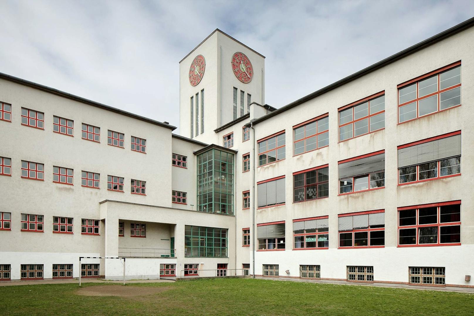 In der Linzer Diesterwegschule gibt es schwere Schäden. Die Polizei sucht nun nach den Tätern.