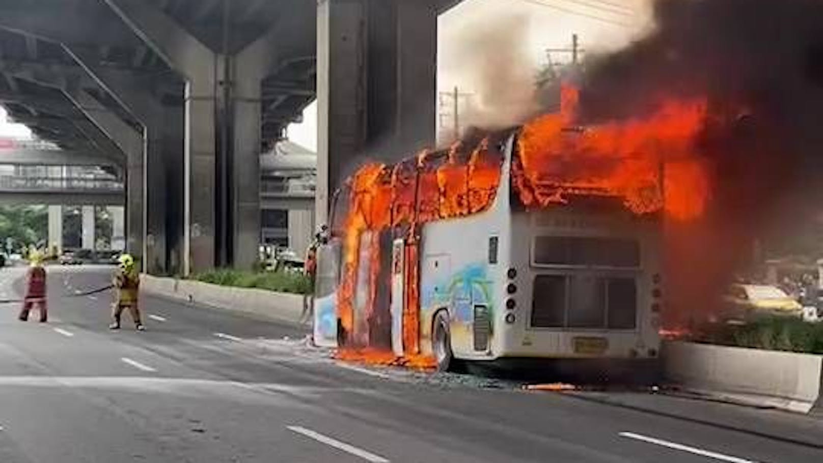 Nach einem Schulbus-Unglück am 1. Oktober 2024 in der thailändischen Hauptstadt Bangkok fürchten die Behörden bis zu 23 Todesopfer.