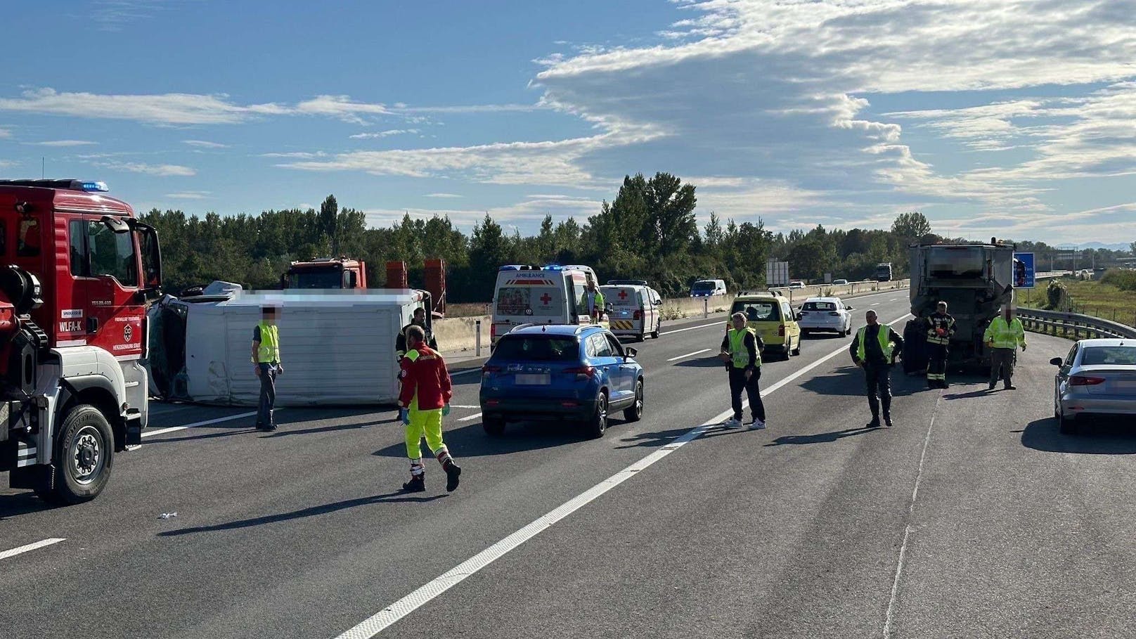 Der Lieferwagen kam auf der Seite zu liegen. Drei Personen wurden verletzt.