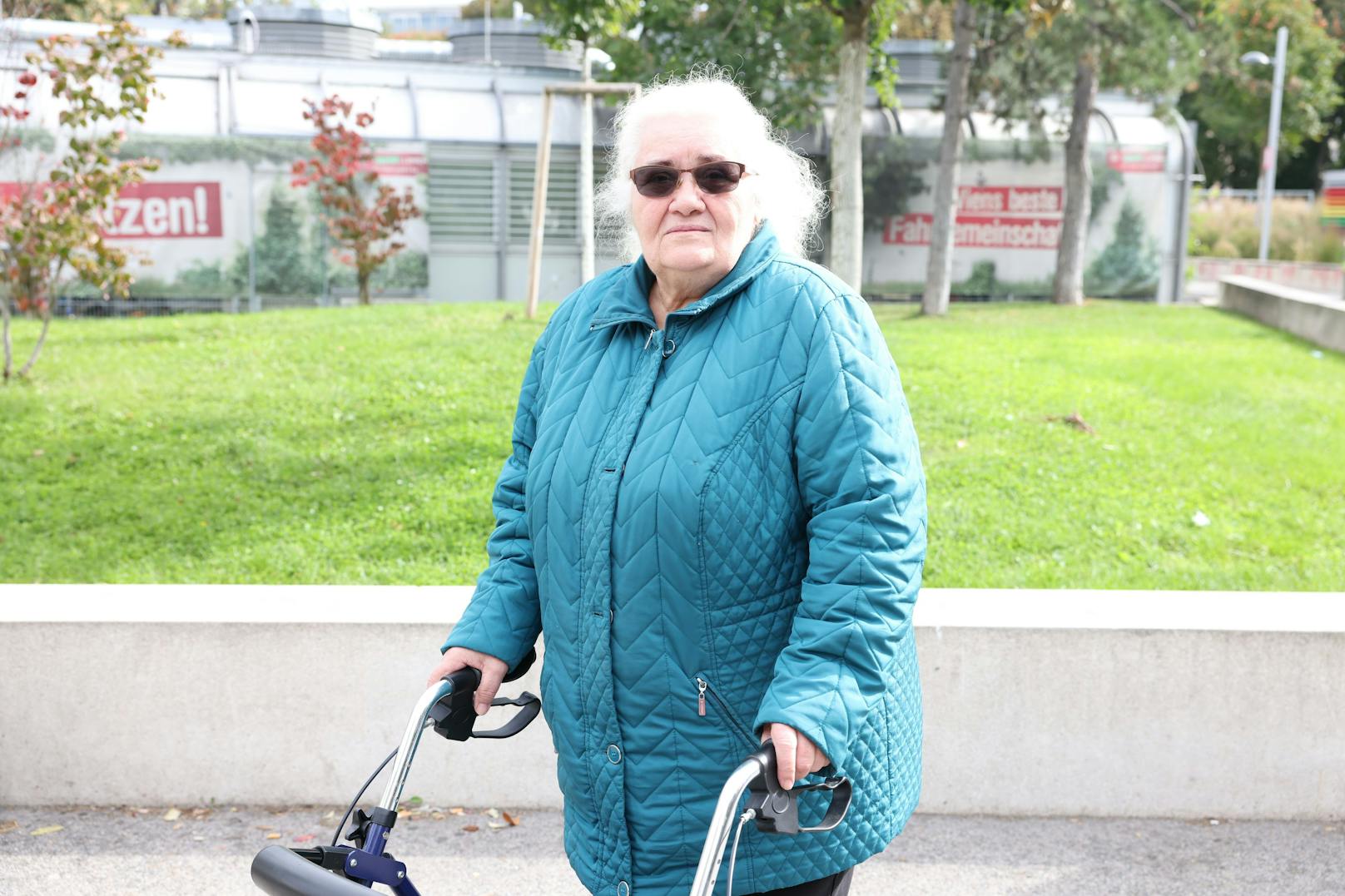 Gordana (70) fürchtet sich am Reumannplatz vor allem vor Jugendlichen.