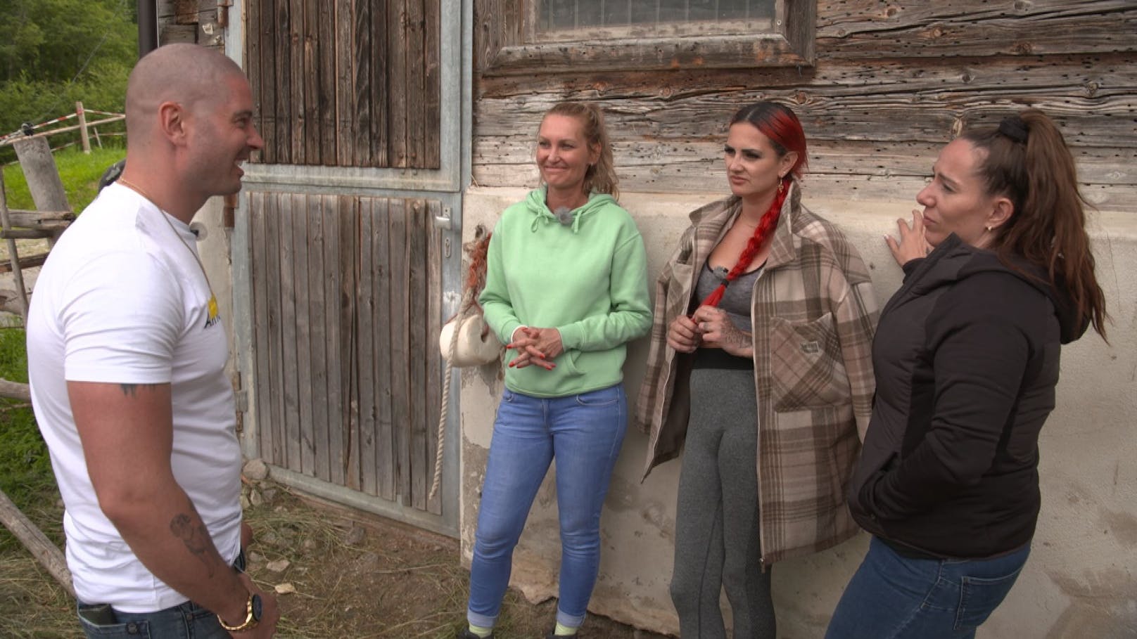 Im Zillertal ist die Stimmung angespannt, denn der kräftige Zillertaler Lukas trifft seine erste Entscheidung, welche Hofdame abreisen muss.