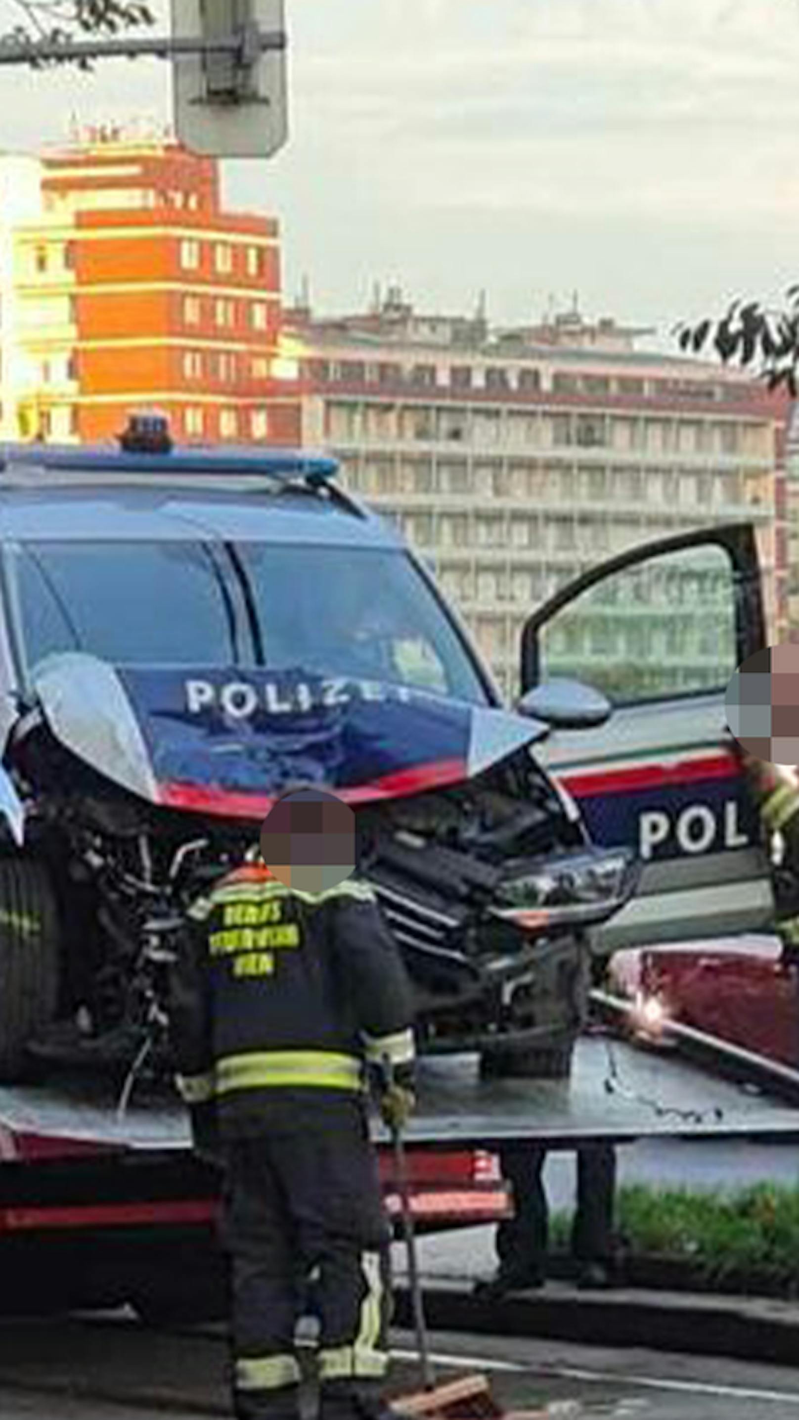 Wiener Polizei crasht am Schwedenplatz in Werbetafel