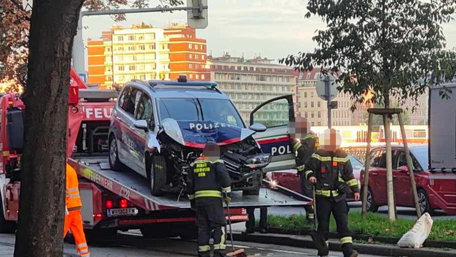 Verkehrsunfall am Schwedenplatz! Ein Polizeiwagen war in den Vorfall involviert.
