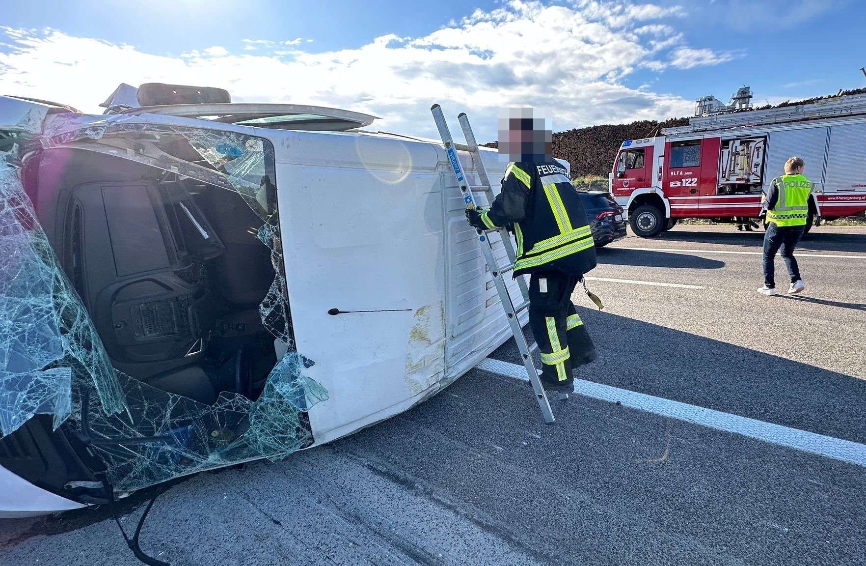 Der Lieferwagen fuhr auf einen Lkw auf und überschlug sich daraufhin