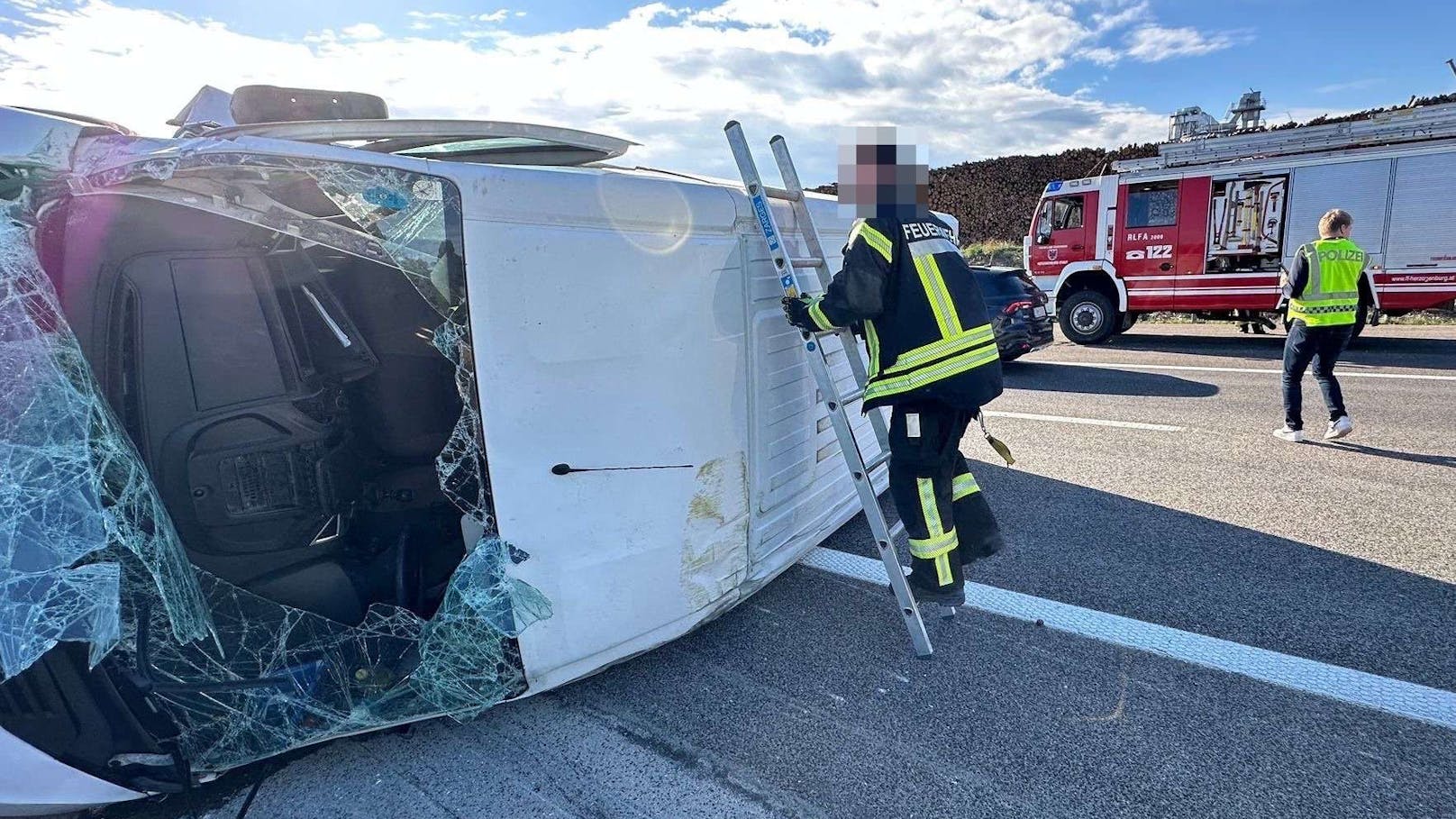 Lieferwagen kracht in Lkw, überschlägt sich