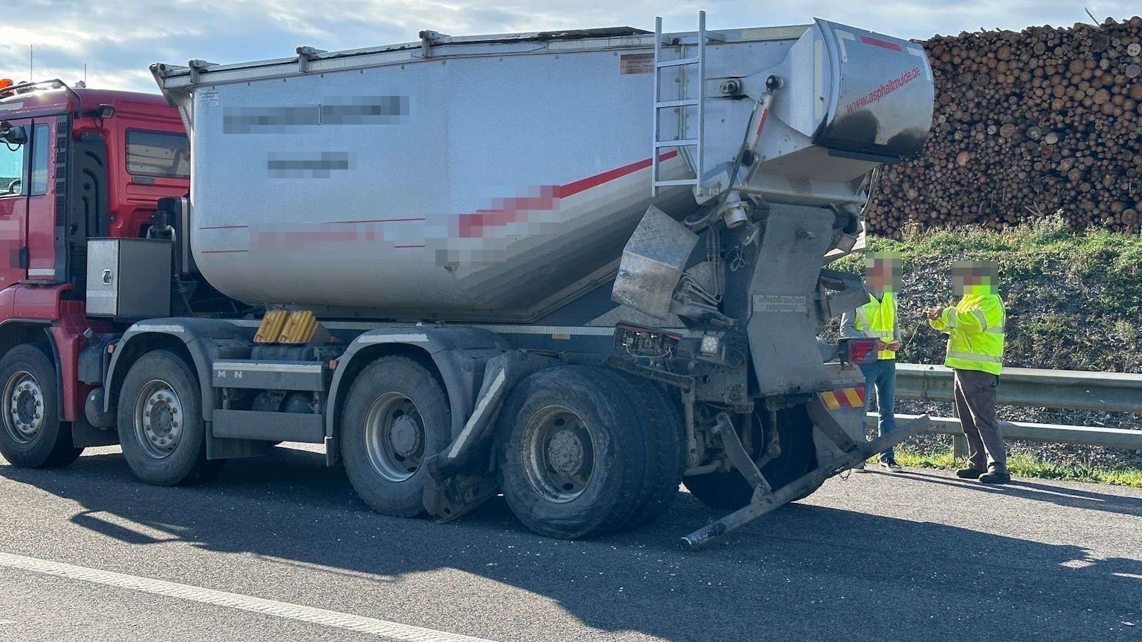 Der Lieferwagen kam auf der Seite zu liegen. Drei Personen wurden verletzt.