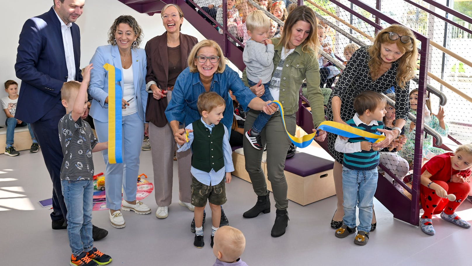 Die Erweiterung des Landhauskindergartens in St. Pölten wurde mit dem feierlichen Band-Durchschneiden gefeiert.