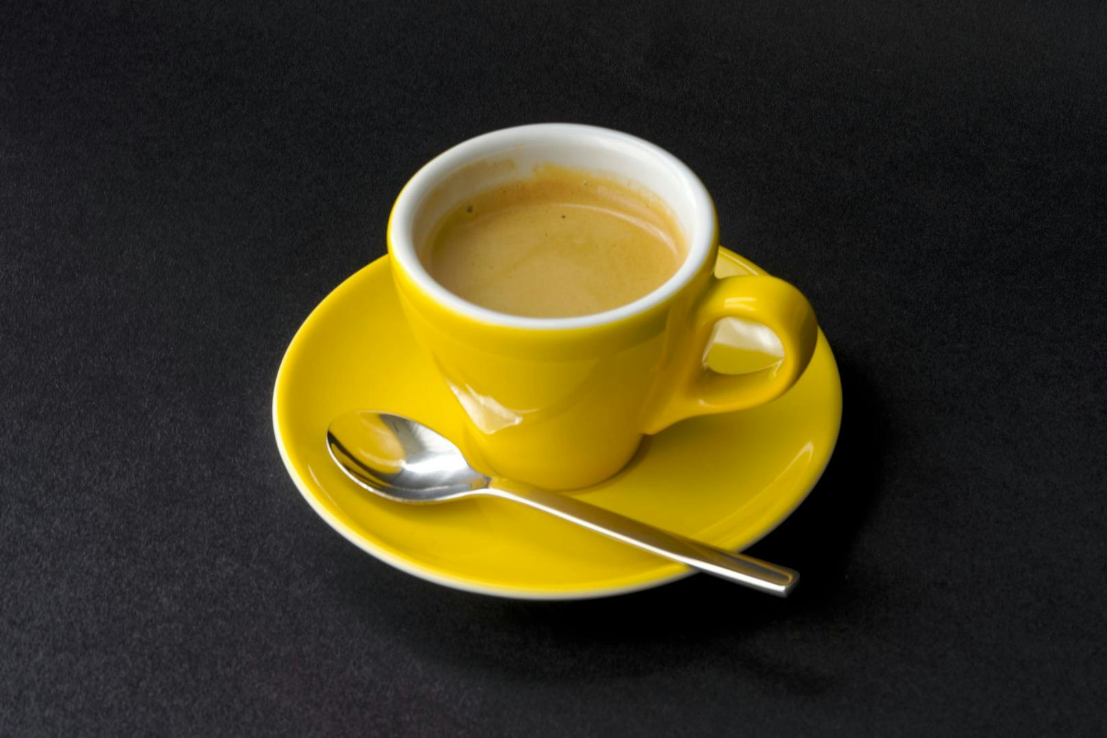 <strong>Espresso:</strong> Das ist eigentlich relativ einfach, denn der Espresso entsteht, wenn heißes Wasser mit hohem Druck durch sehr fein gemahlenes Kaffeemehl gepresst wird. Wichtig für den perfekten Espresso ist die sogenannte Crema, eine kleine goldbraune Schaumschicht, die wesentlich zum Aroma beiträgt. Im Idealfall hat ein guter Espresso 25 ml inklusive Crema. Eine sehr beliebte Variante ist auch der sogenannte doppelte Espresso, der die zweifache Menge, also 50 ml, enthält.