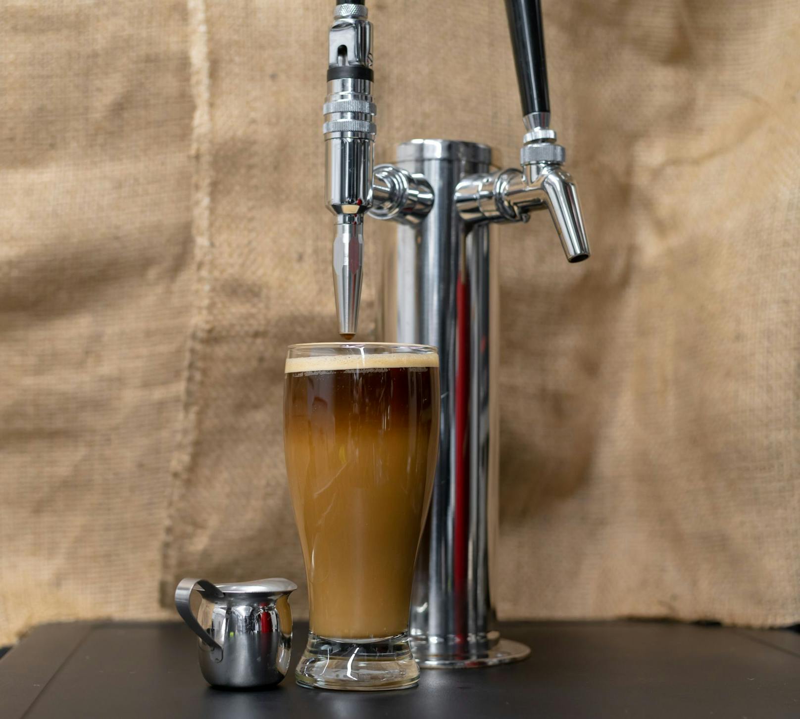 <strong>Nitro Coffee:</strong> Durch Stickstoff erhält er eine cremige Textur.