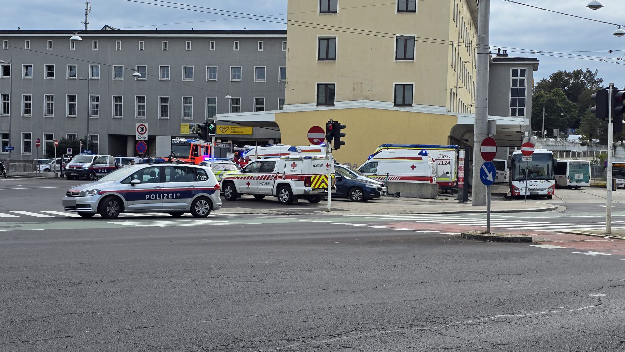 Bombendrohung am Linzer Hauptbahnhof. Die Gebäude wurden evakuiert, die Züge gestoppt.