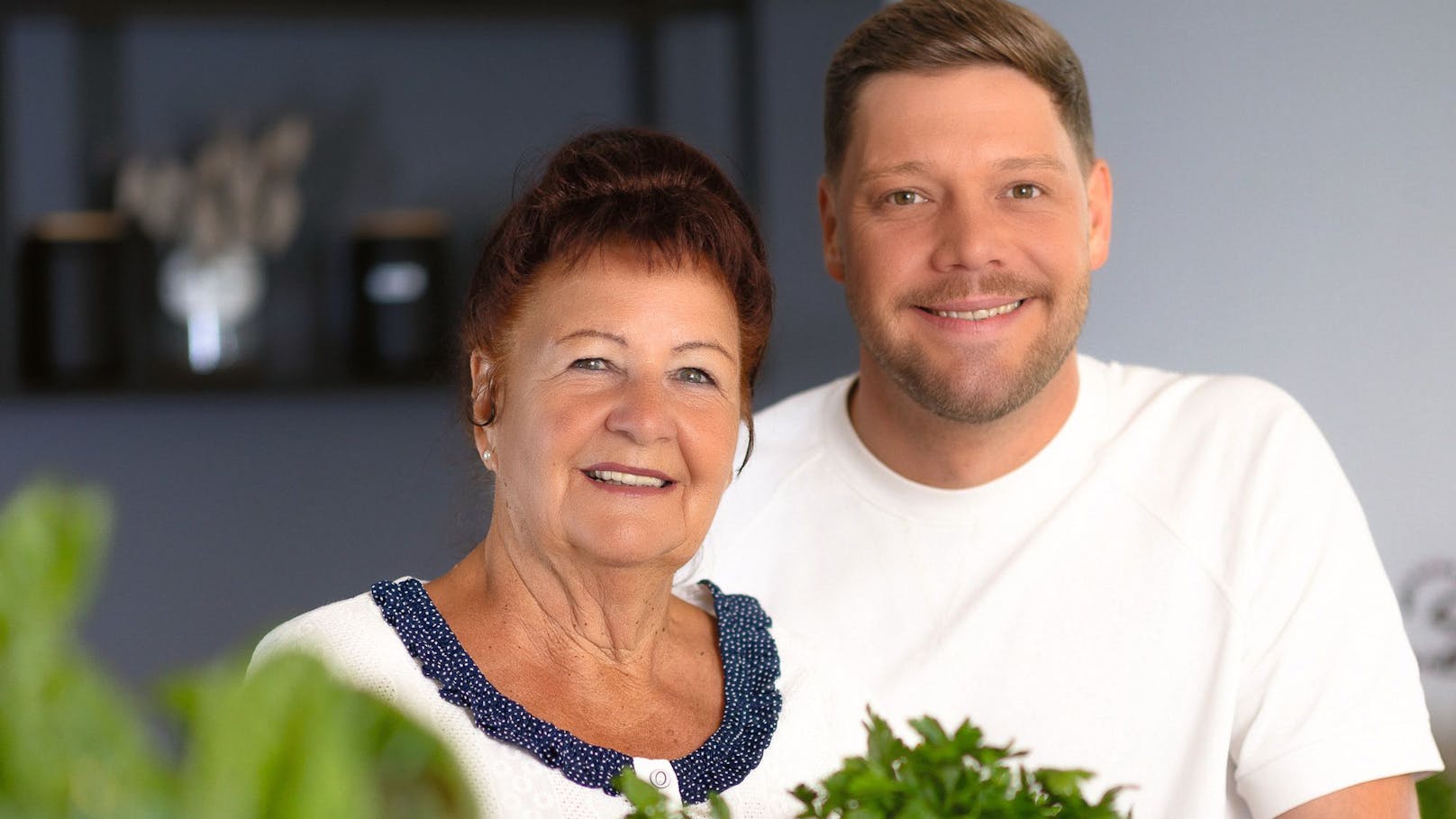 Sterne- und Fernsehkoch <strong>Robin Pietsch</strong> (ZDF-"Küchenschlacht") und Oma Christa