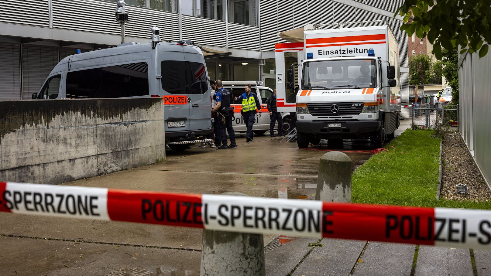 Einsatzkräfte der Polizei bei einem Großeinsatz in Zürich-Oerlikon am Dienstag, 1. Oktober 2024.