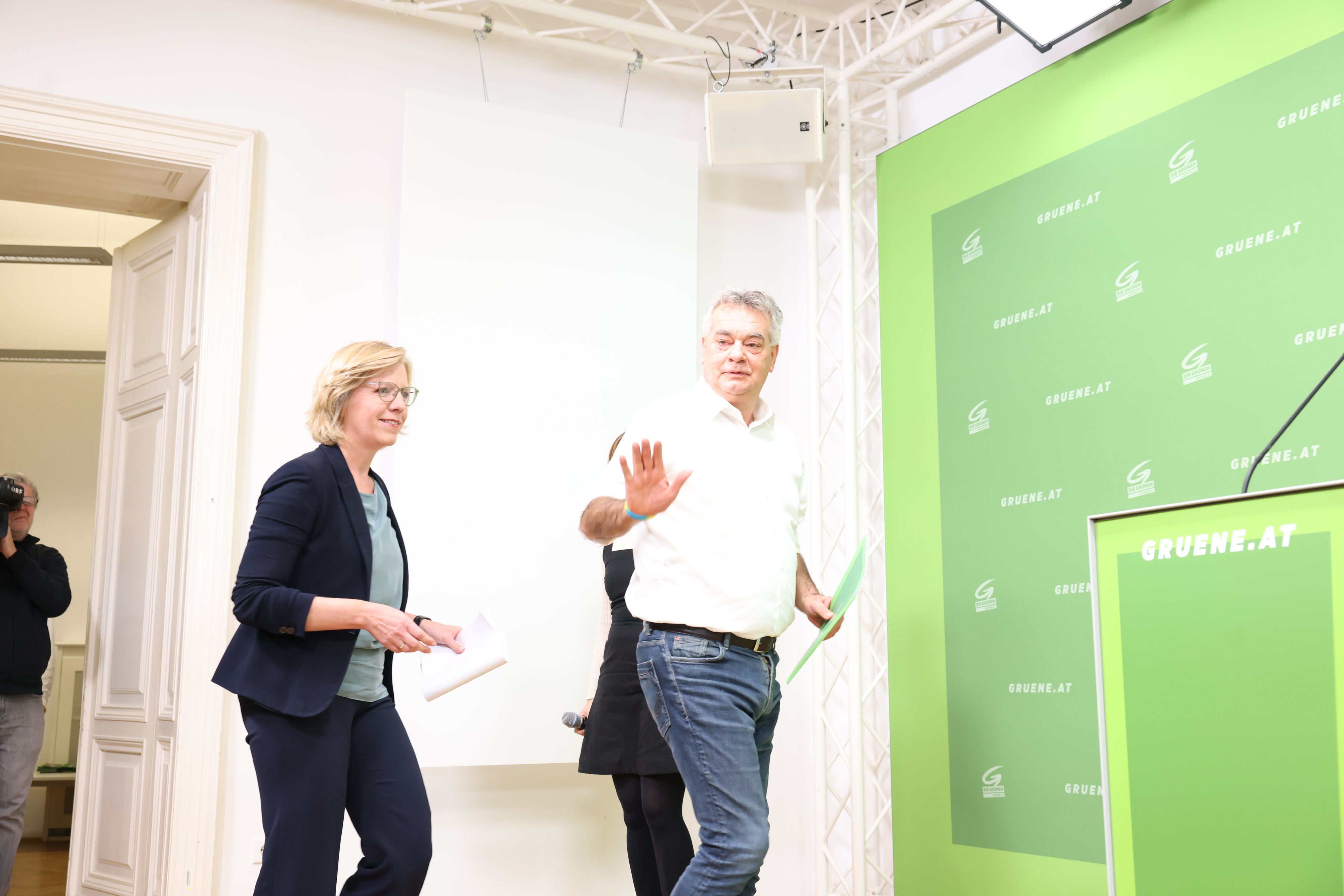Grünen-Chef Werner Kogler und die Listen-Zweite Leonore Gewessler nach dem Bundesparteivorstand am Tag 2 nach der Wahl.