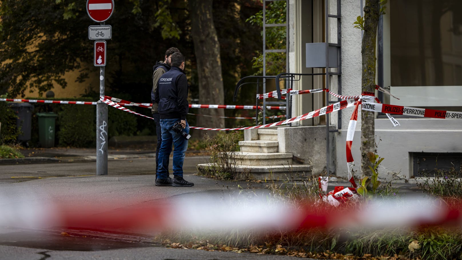 In diesem Zusammenhang wurde eine tatverdächtige Person festgenommen. Es besteht keine Gefahr mehr für die Bevölkerung", so die Stadtpolizei Zürich.