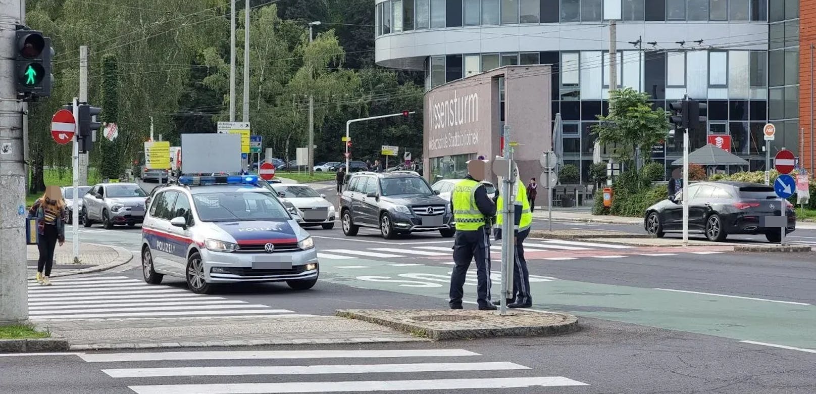 Alle Fahrgäste wurden laut ersten Informationen nach draußen gebeten.