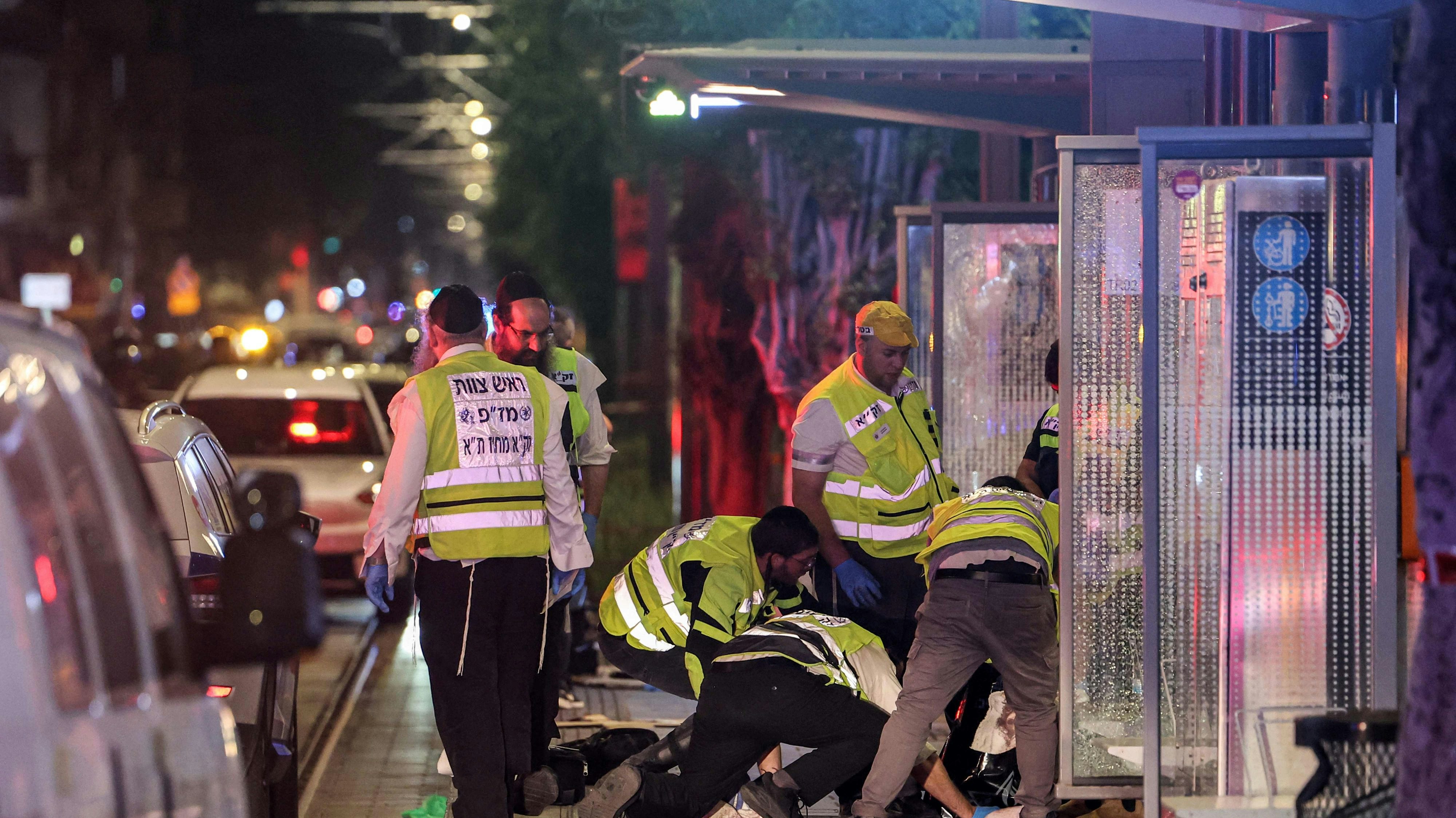 Bei einem zeitgleichen Angriff zweiter palästinensischer Terroristen auf eine Haltestelle in Jaffa starben 6 Israelis, zahlreiche weitere wurden teils lebensgefährlich verletzt