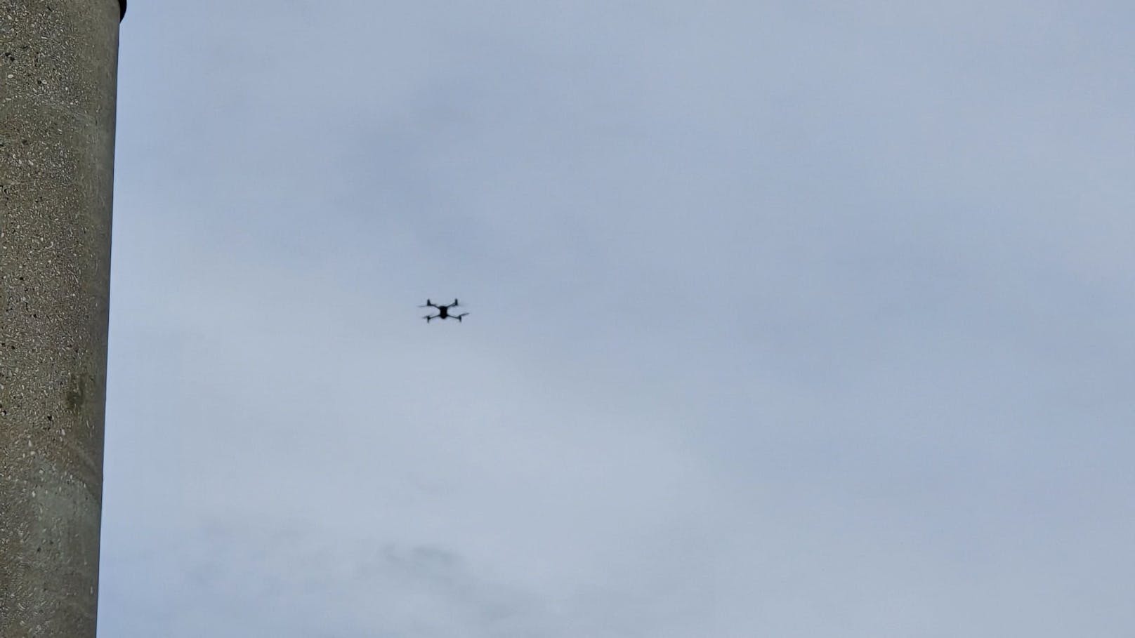 Eine Drohne fliegt in der Luft.