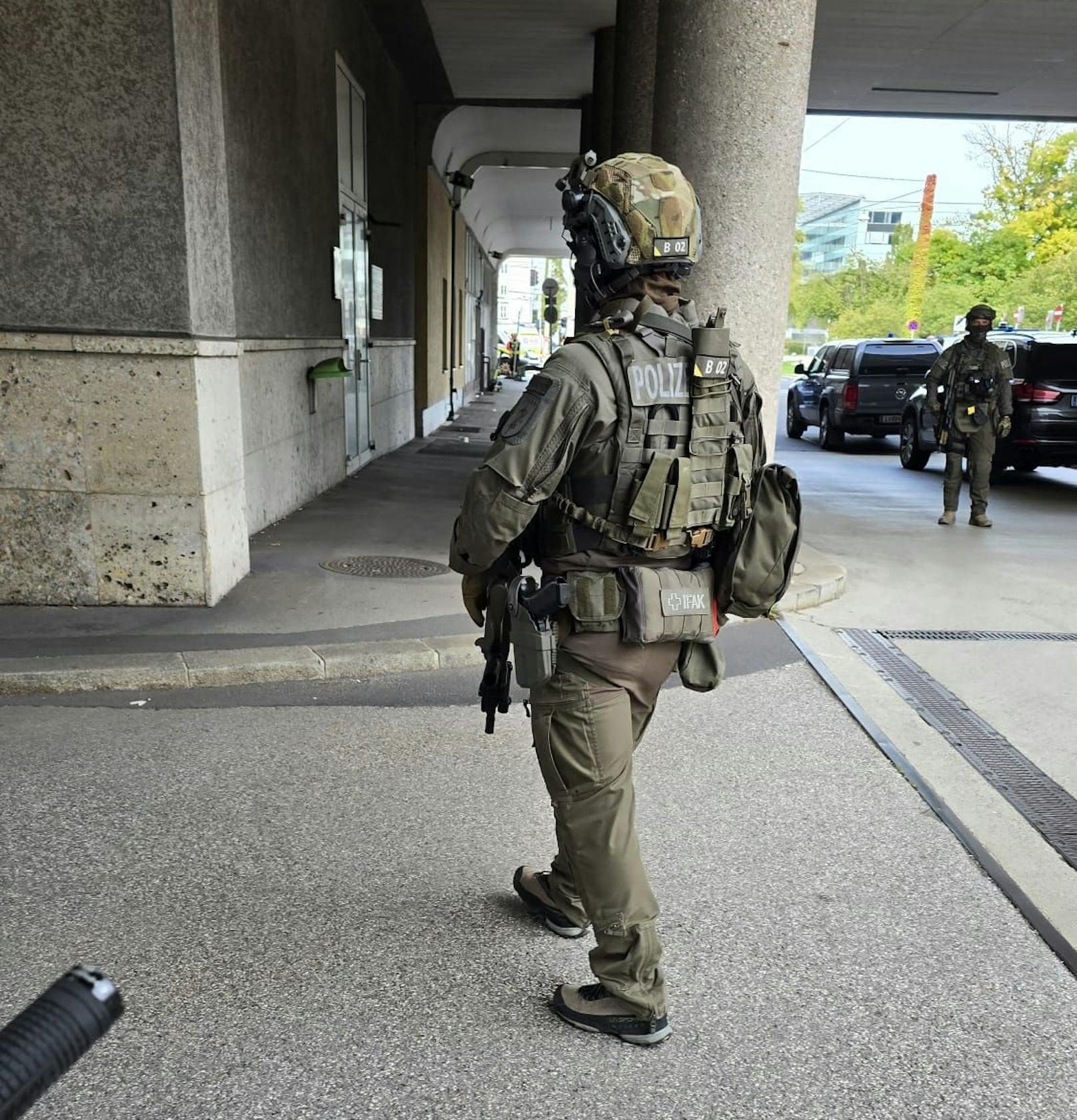 Ein bewaffneter Polizist in der Nähe des Hauptbahnhofs