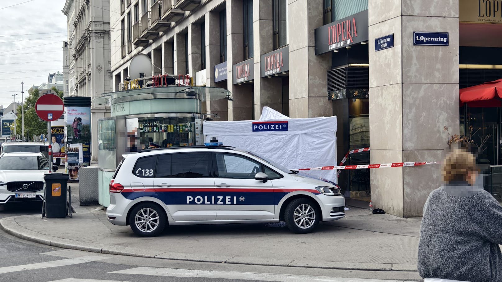 Dutzende Schaulustige auf dem Weg zur Arbeit schauten aufgeregt zu.